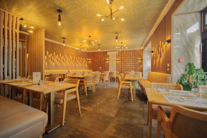 Intérieur chaleureux du restaurant Chez Louise