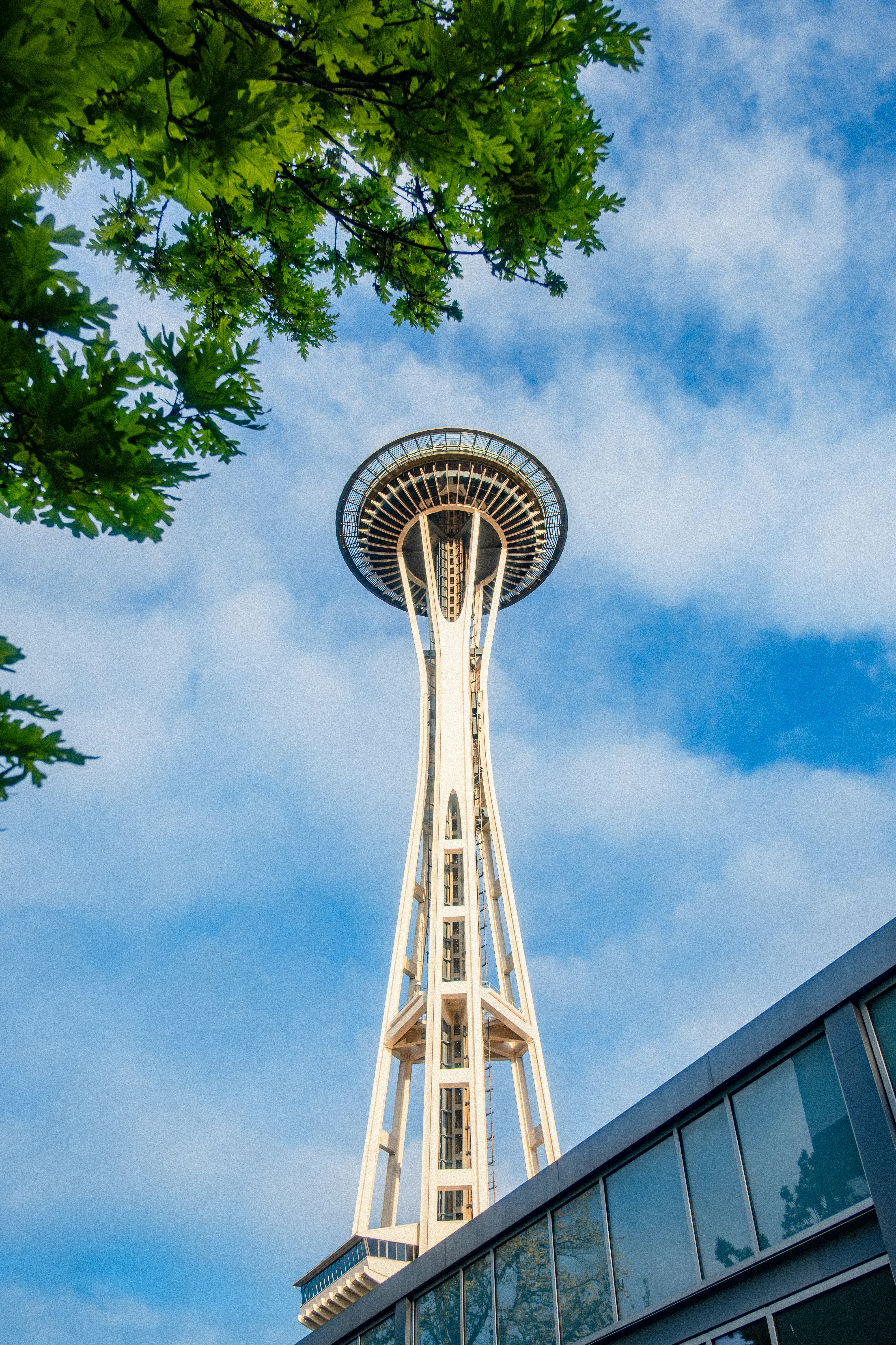 Die Space Needle ragt gegen einen blauen Himmel empor.