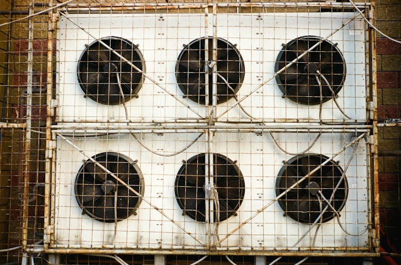 Industriële ventilatoren in een technische installatie