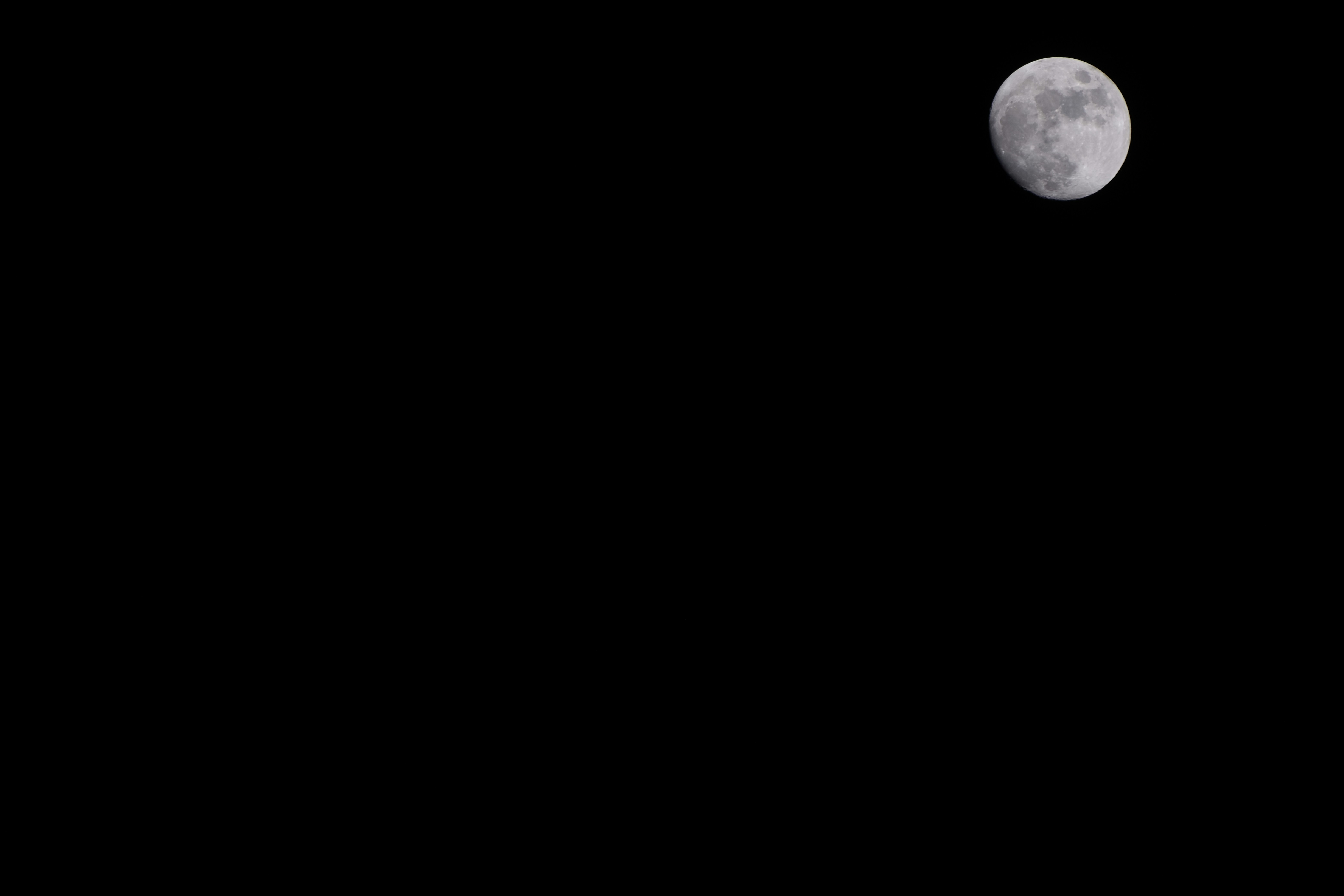 Luna piena nel cielo notturno scuro
