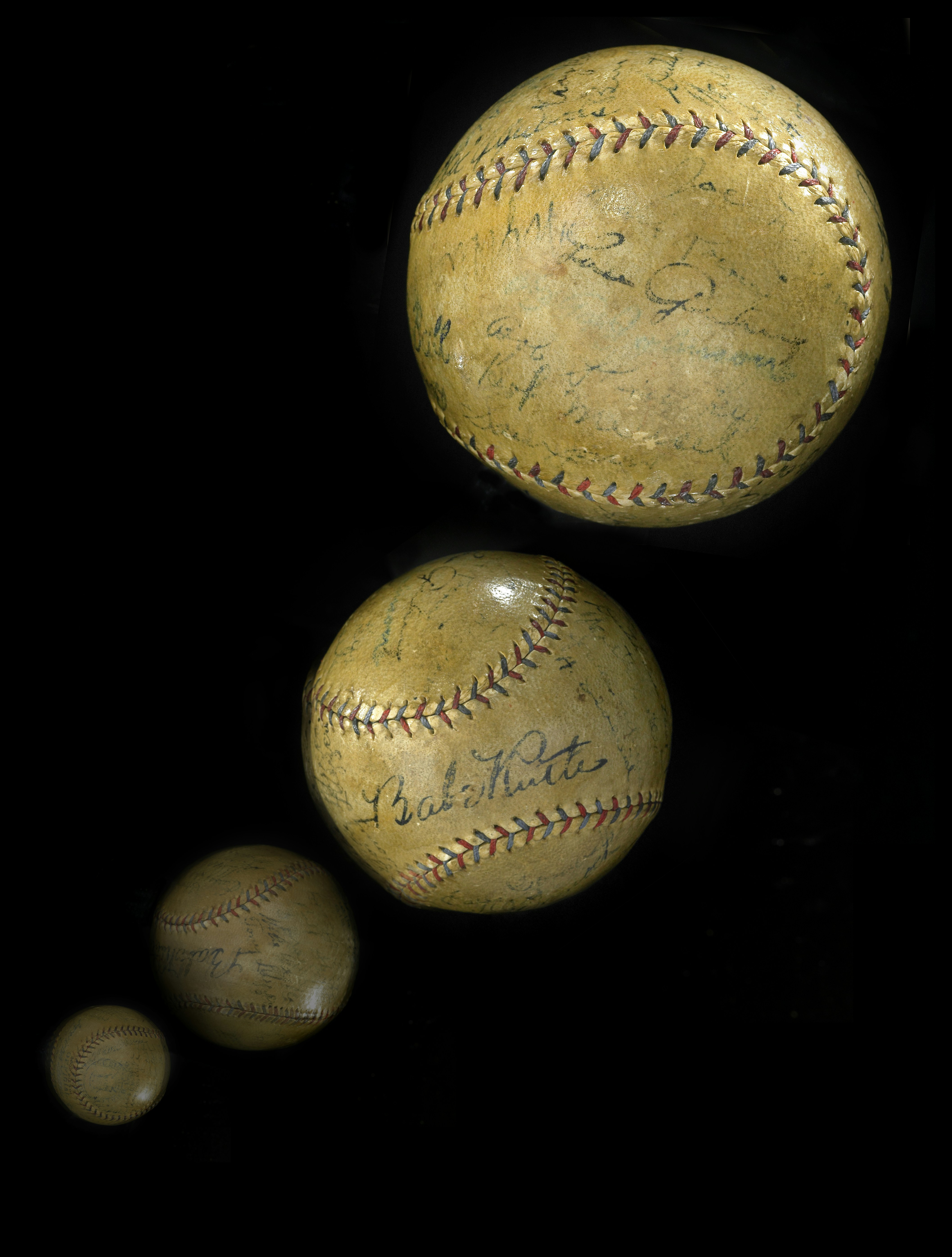 Trois balles de baseball vintage sur fond noir