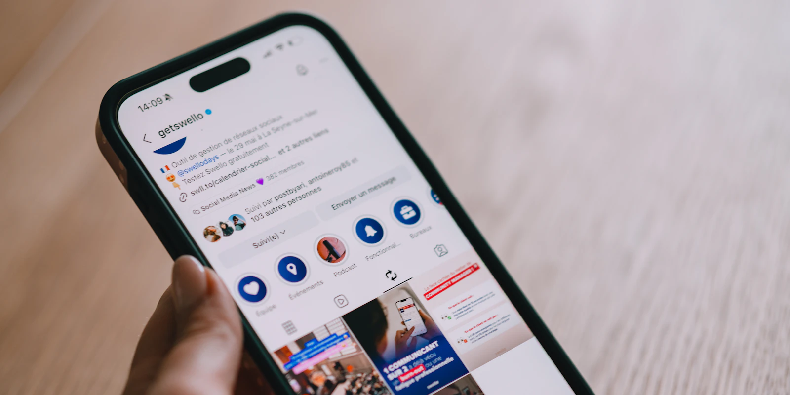 Smartphone menampilkan media sosial sebagai ilustrasi literasi digital