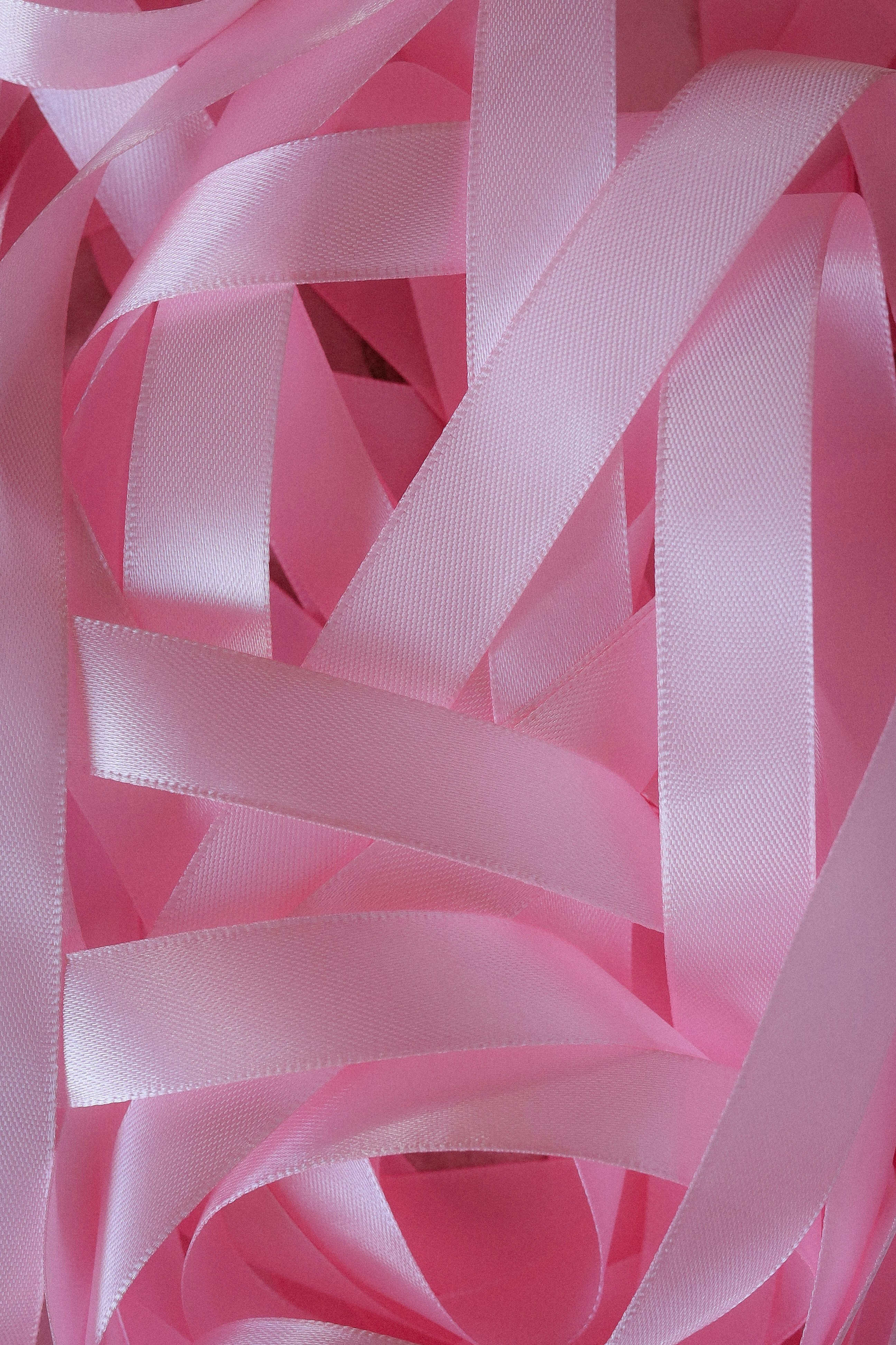Weiche rosa Bänder verhedderten sich zu einem Haufen.