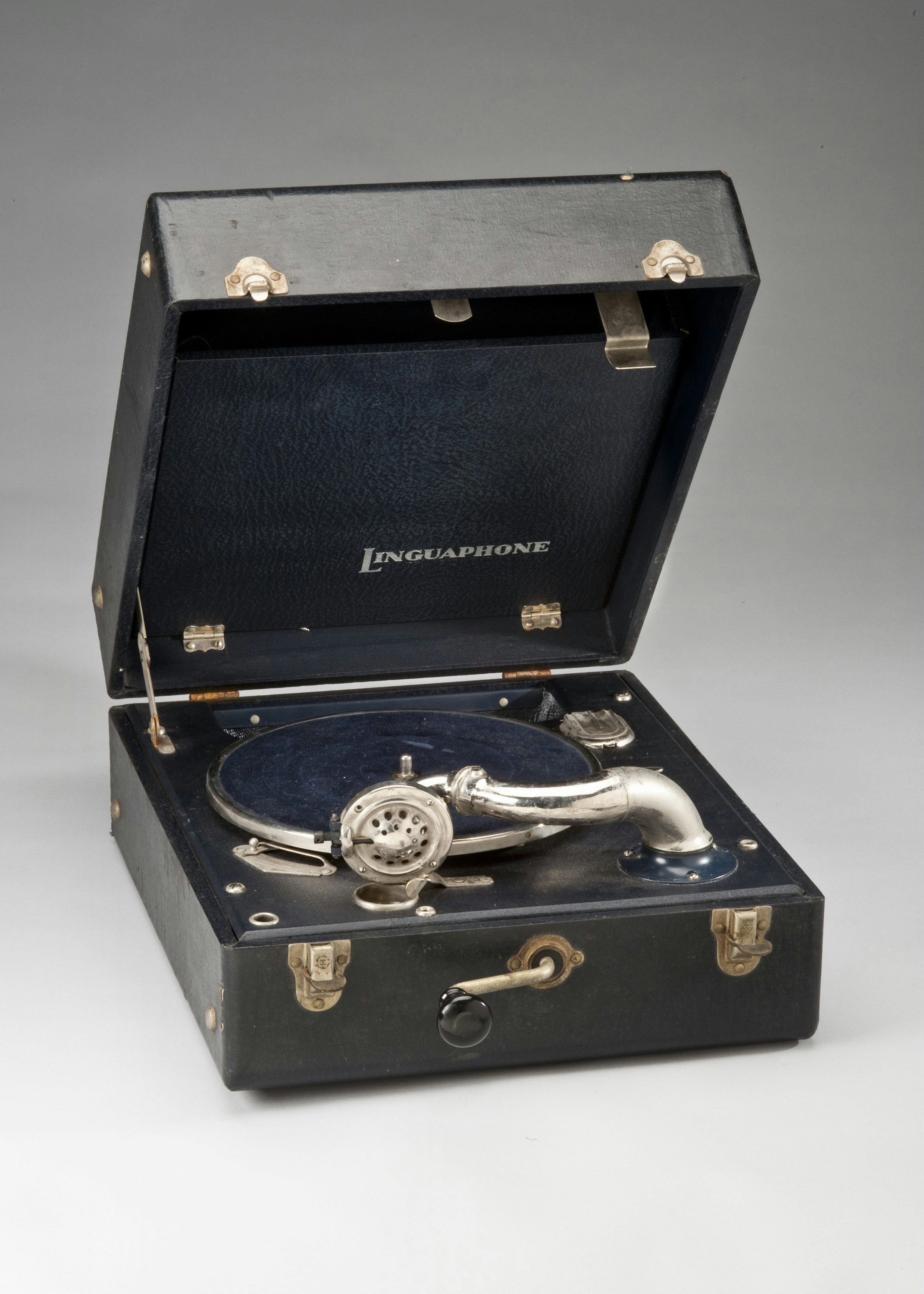 Tourne-disque portable vintage avec couvercle ouvert