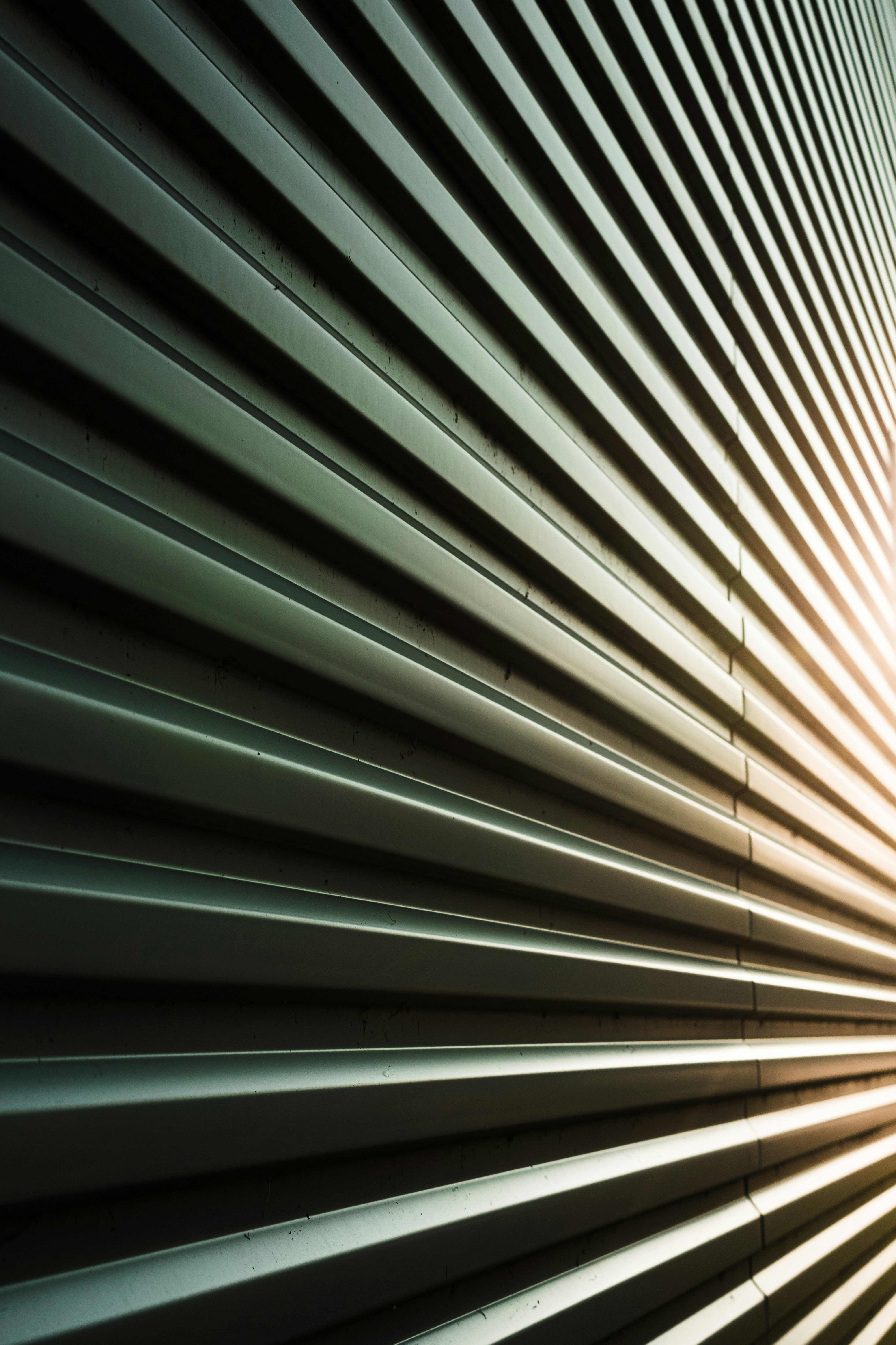 Abstraktes Muster der Metallverkleidung mit Sonnenlicht
