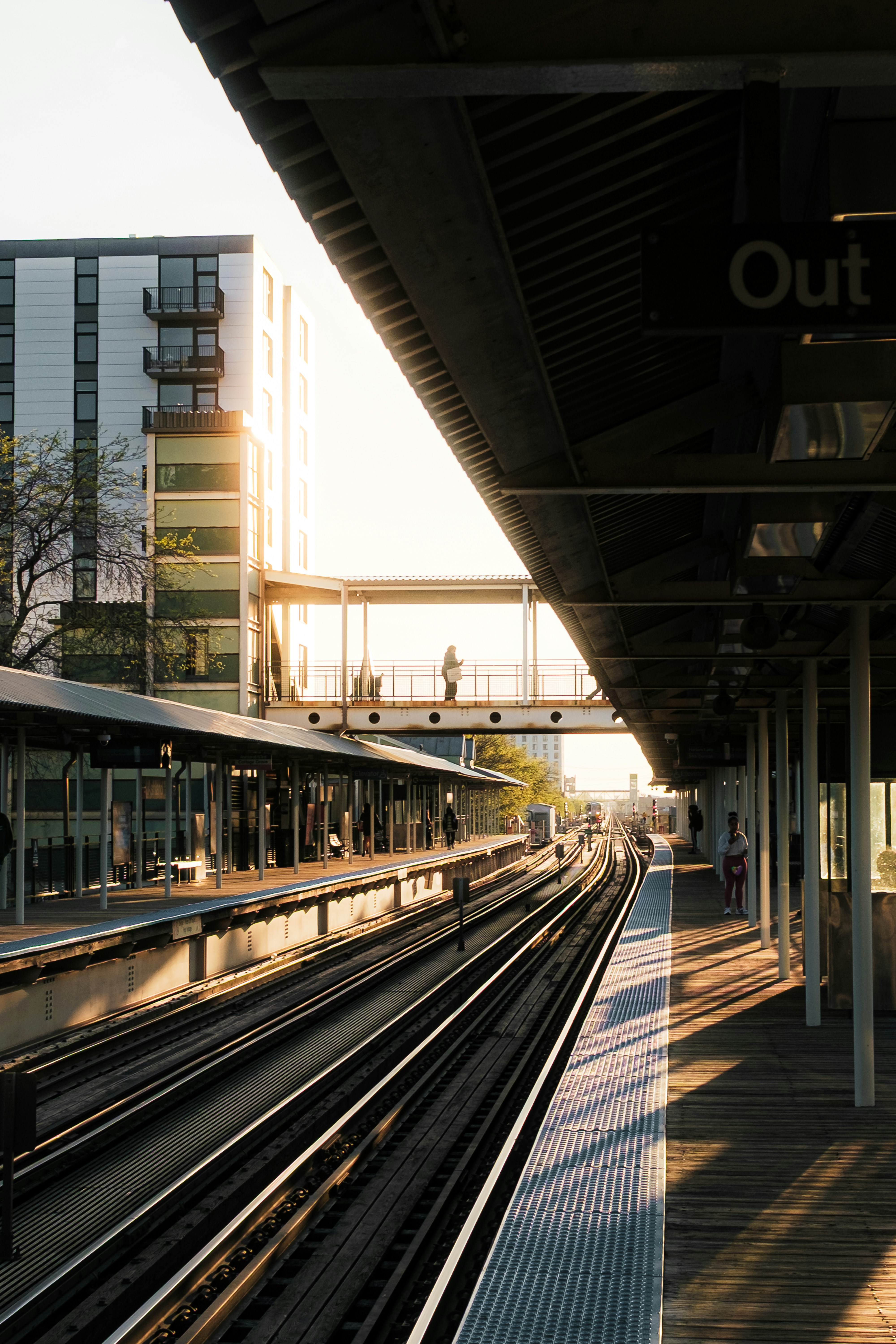 Bahngleise an einem Bahnhof mit modernen Gebäuden.