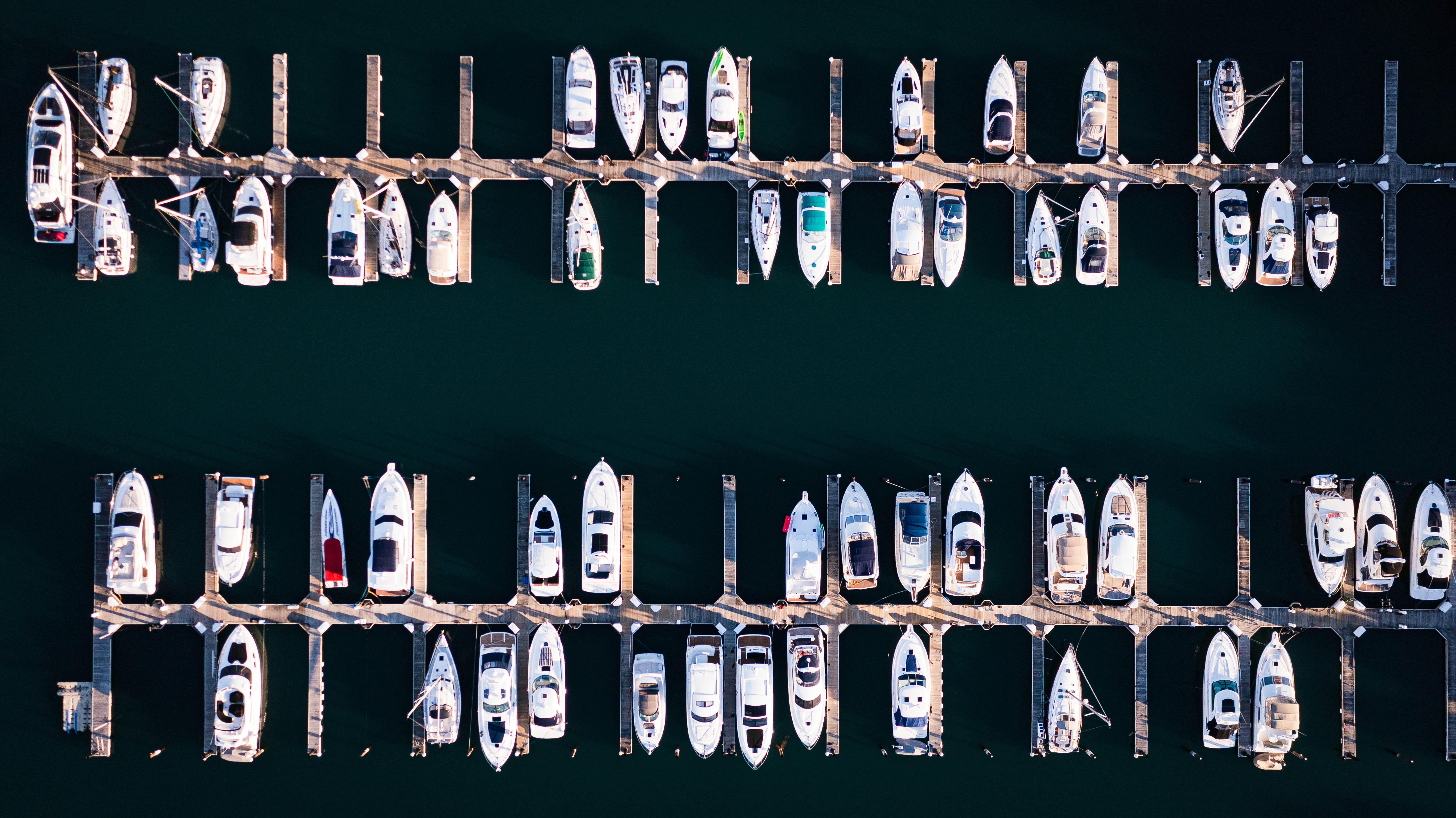 Viele Boote legten von oben in einem Yachthafen an.