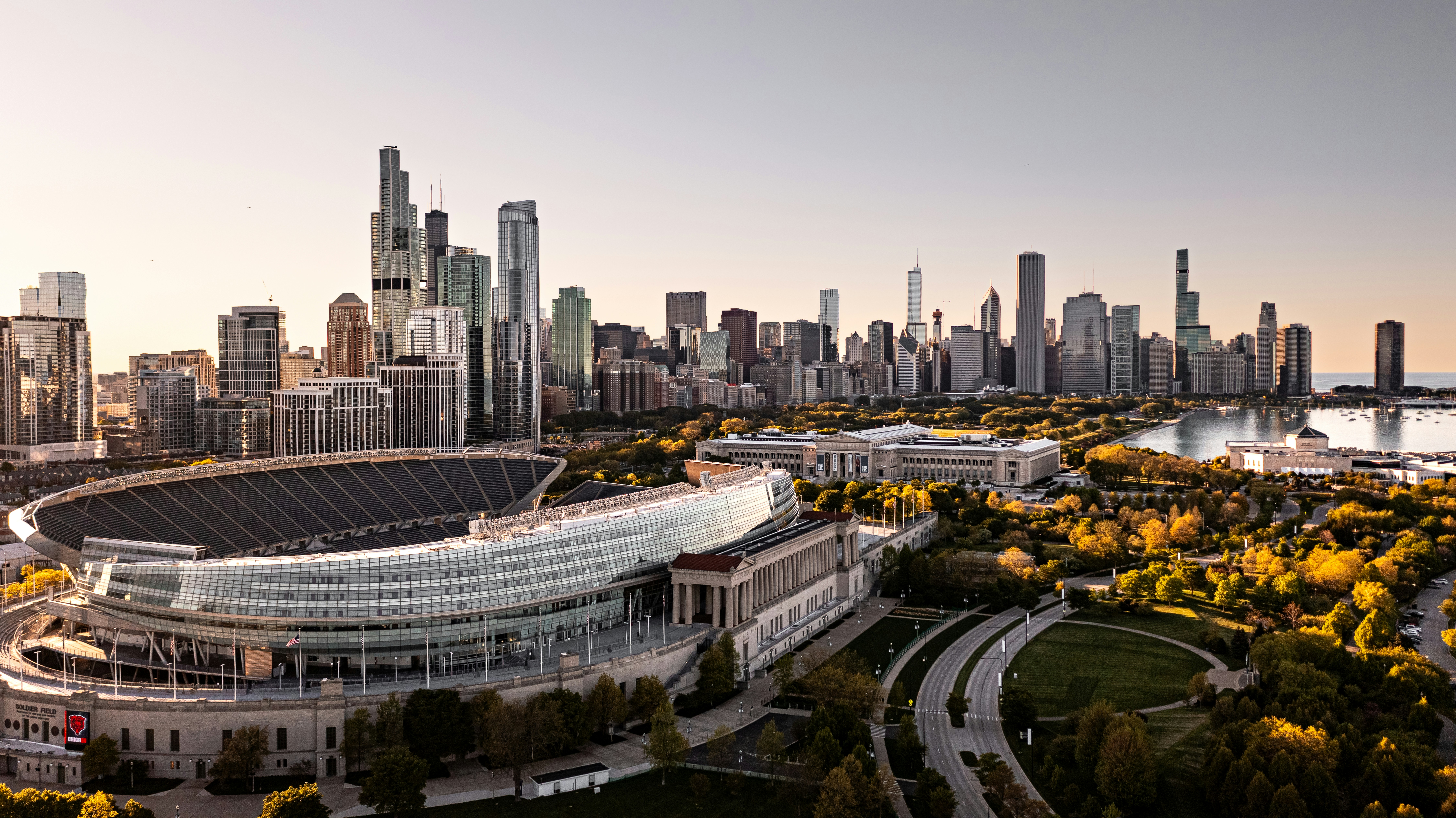 Luftaufnahme eines Stadions mit Stadtbild