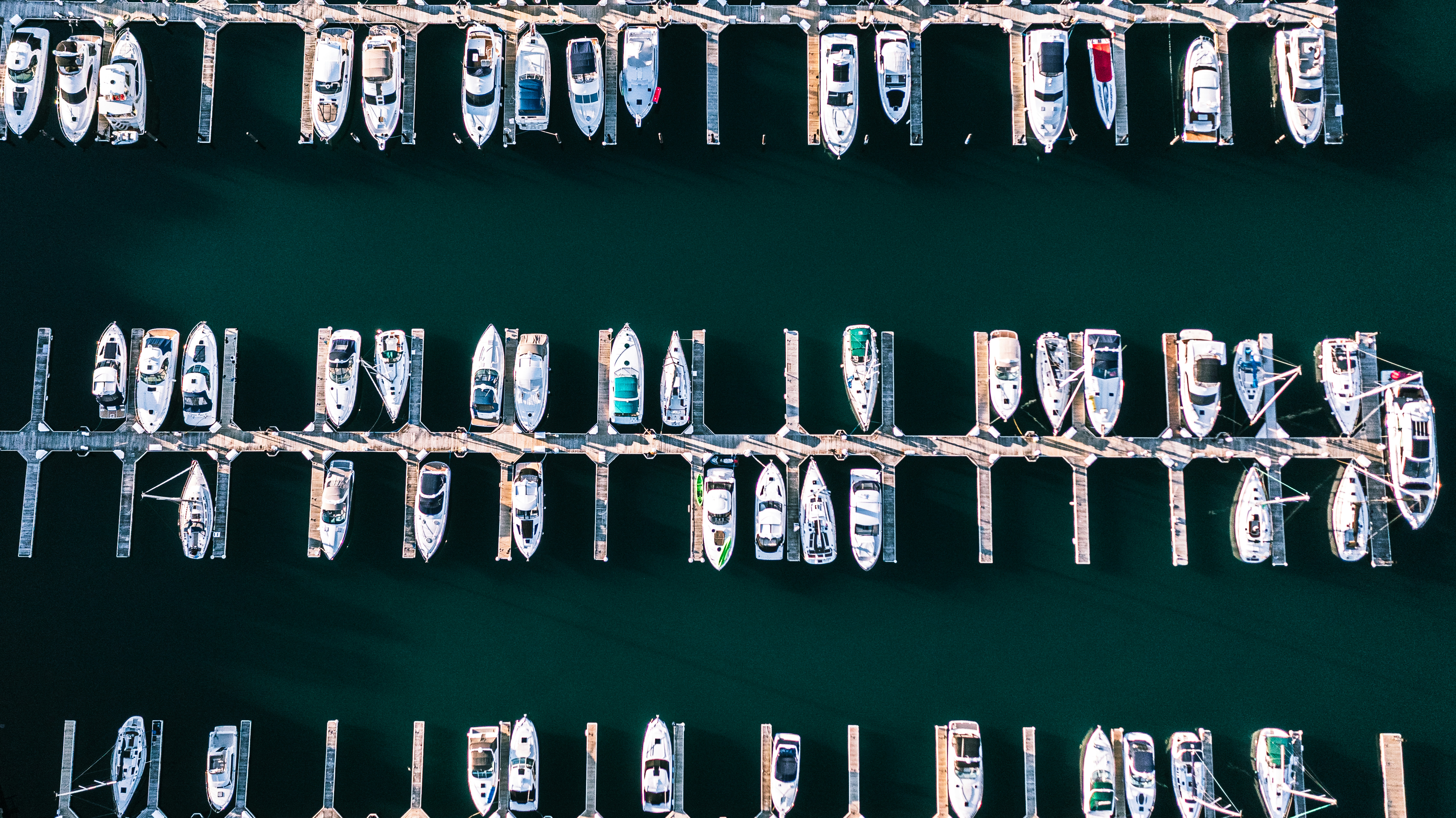 Boote, die aus der Luft in einem Yachthafen anlegen