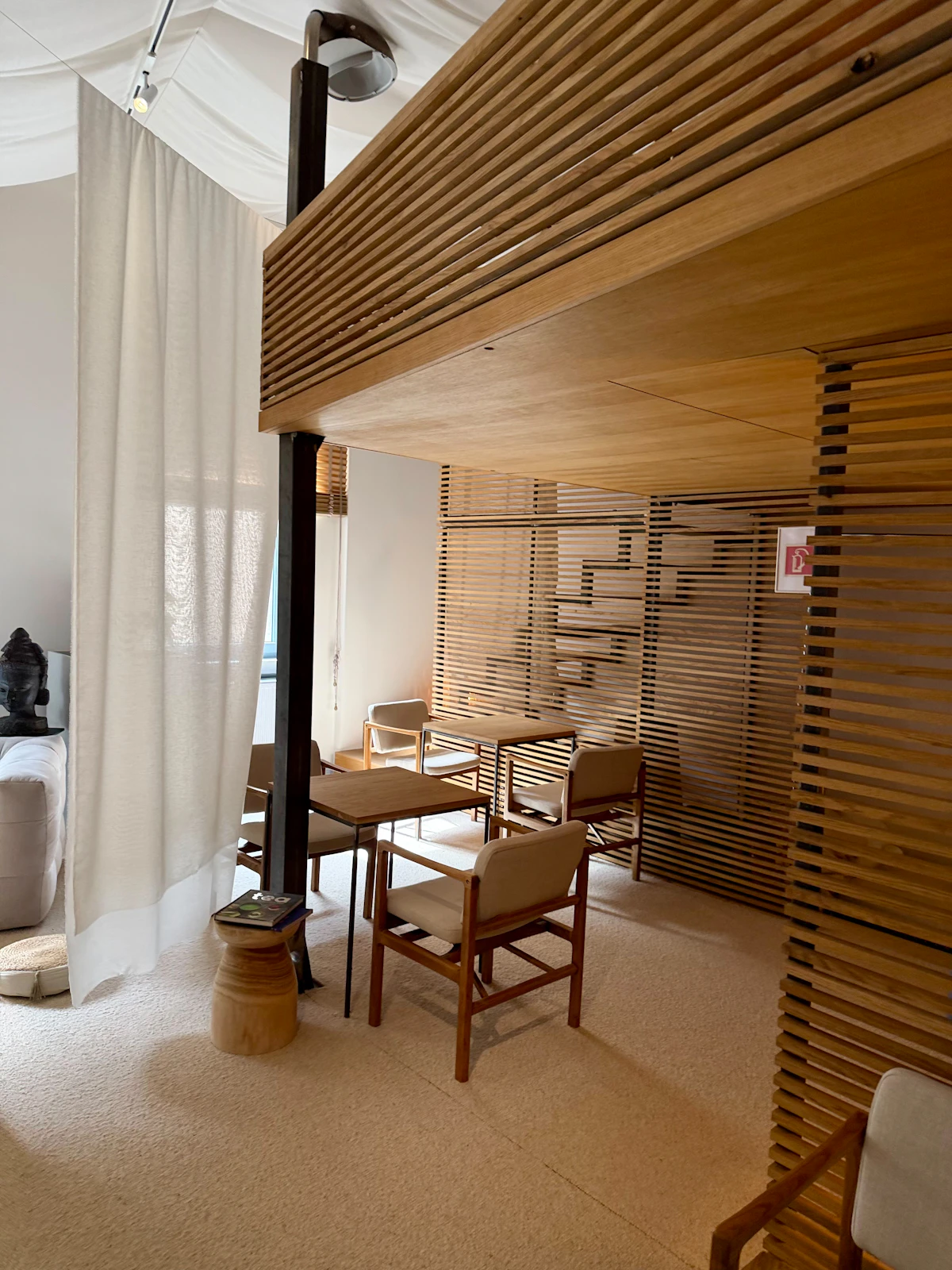 Interno contemporaneo con elementi architettonici in legno e luce naturale