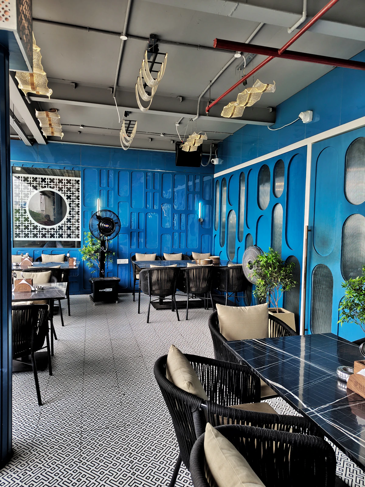 Salle de restaurant contemporaine illustrant l’hôtellerie et la restauration