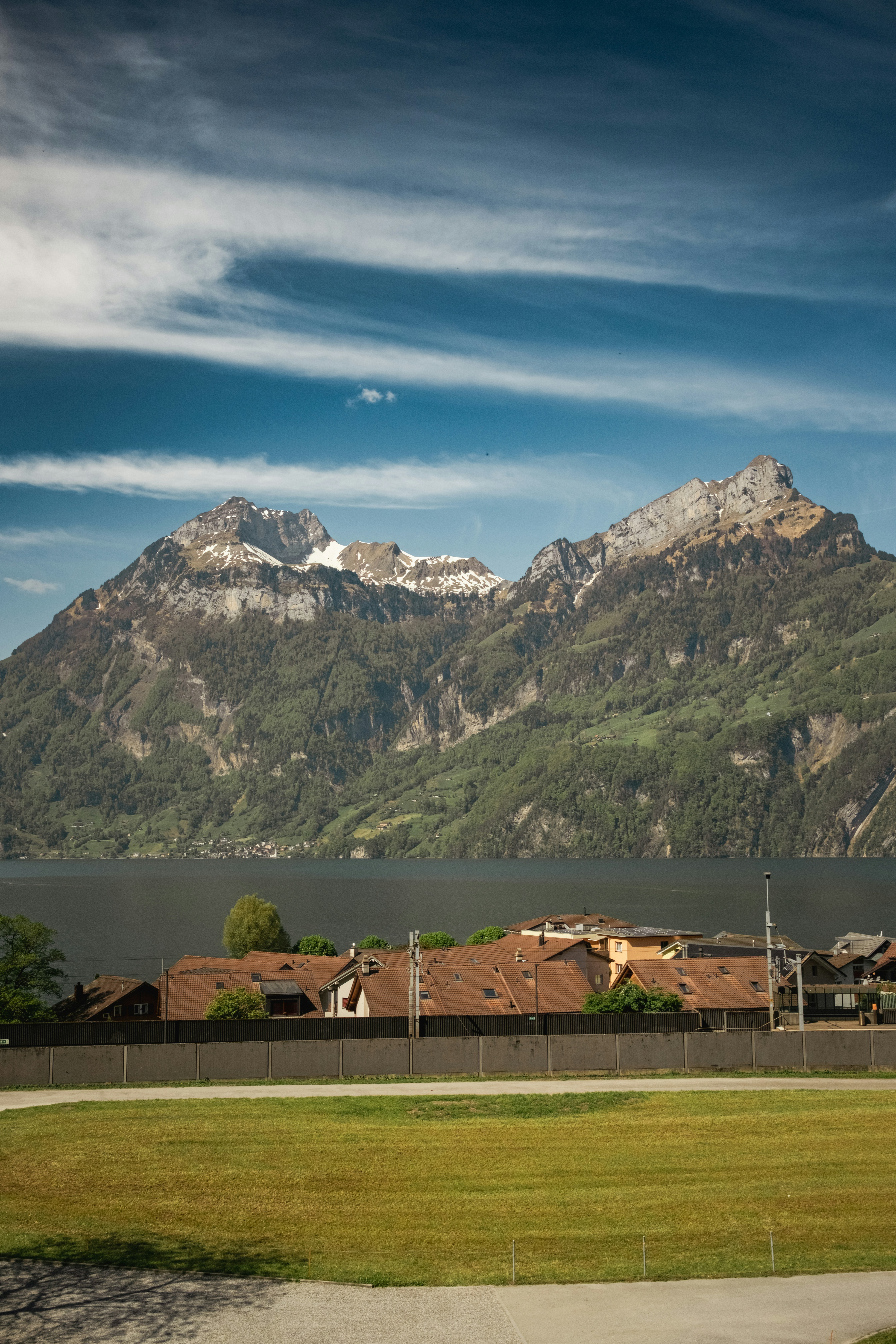 Les montagnes Rocheuses surplombent un lac calme et un village.