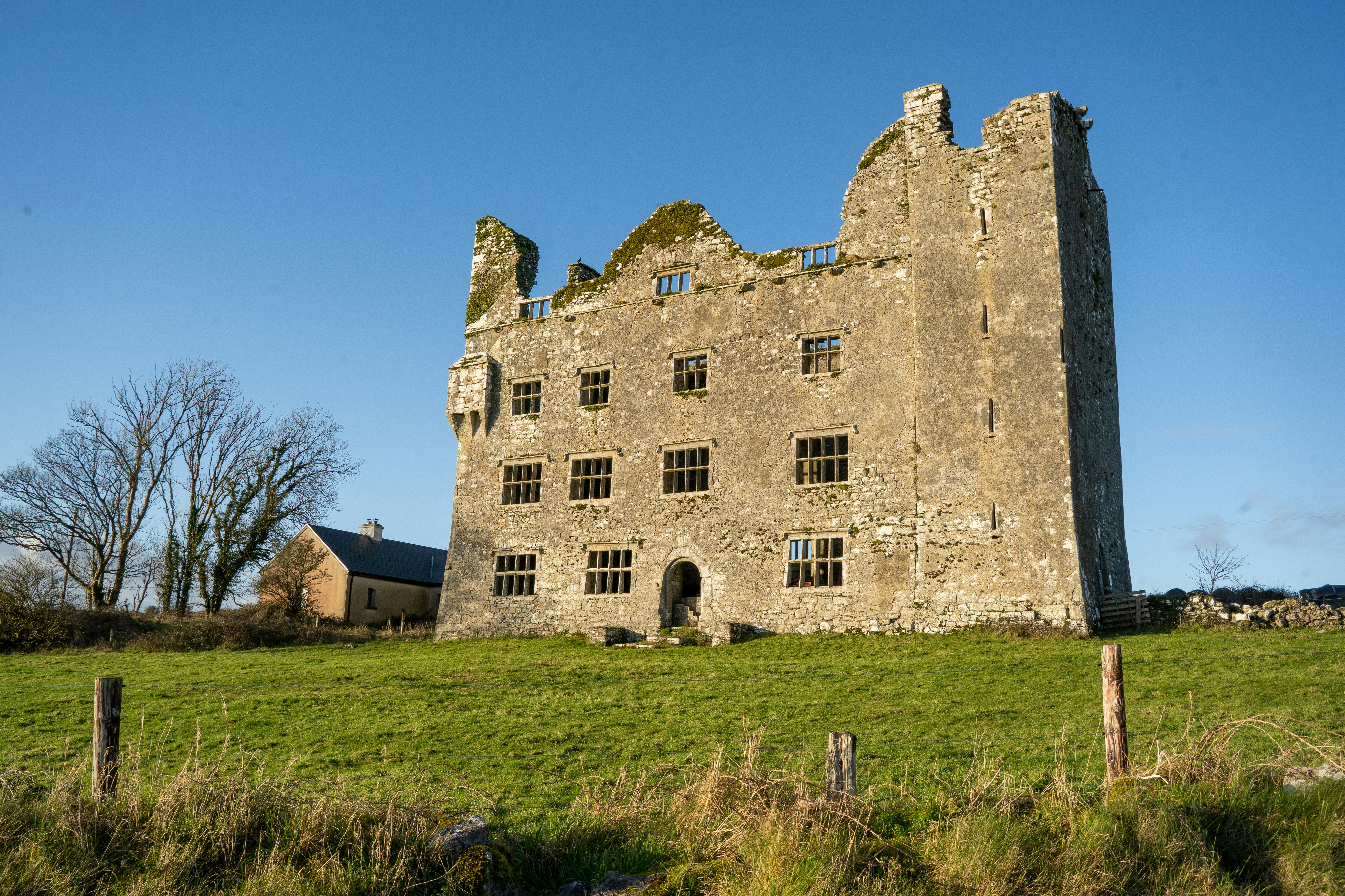 Once proud and fierce, Leamaneh Castle now stands as a monument to endurance—its crumbling walls kissed by sunlight and wild winds. Even in ruin, strength and grace persist. 🌿