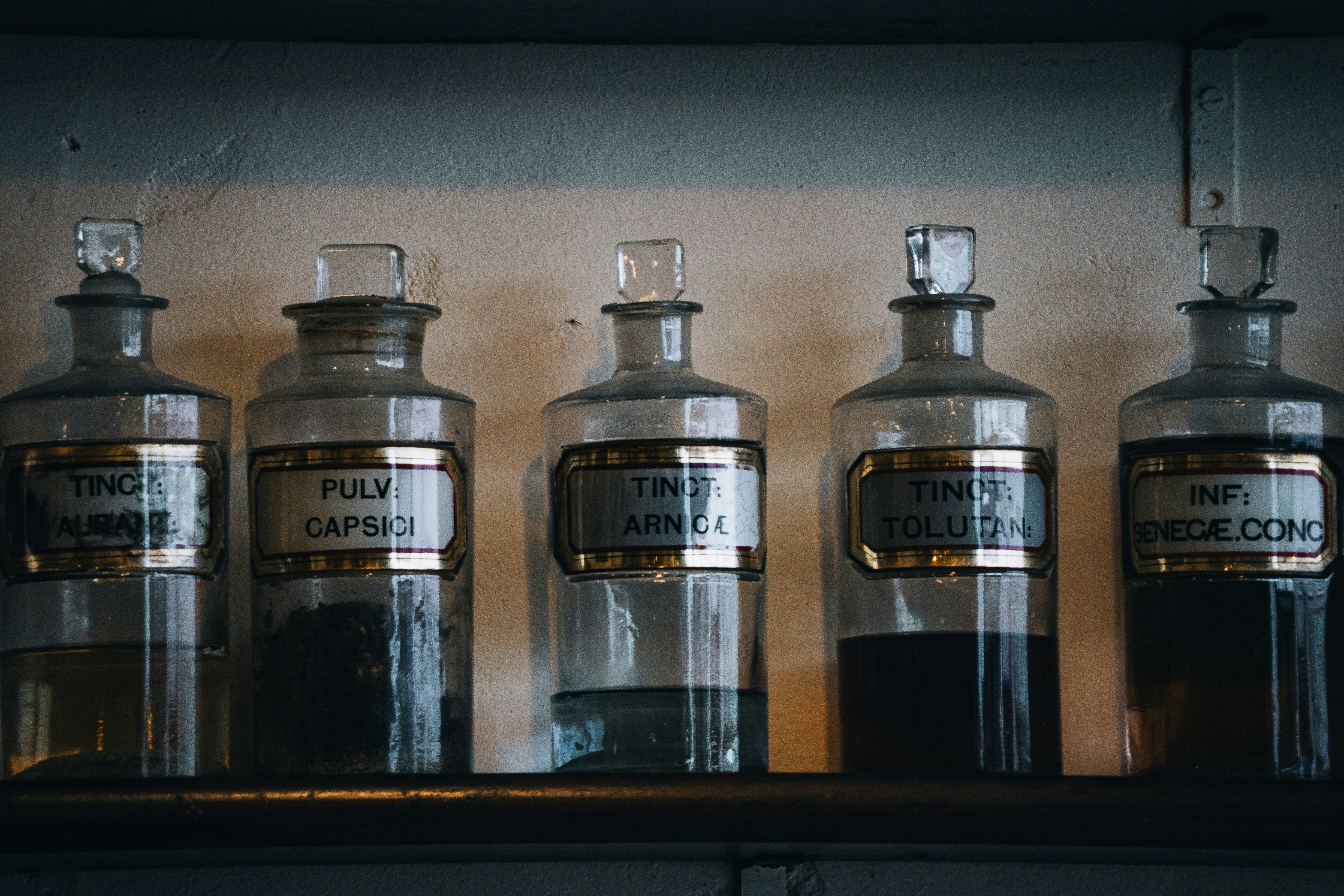 Step back in time at the Ulster American Folk Park with this glimpse into an old apothecary’s shelf—glass jars holding mysterious tinctures and remedies that once shaped everyday life. A nostalgic nod to early craftsmanship and science. 🧪