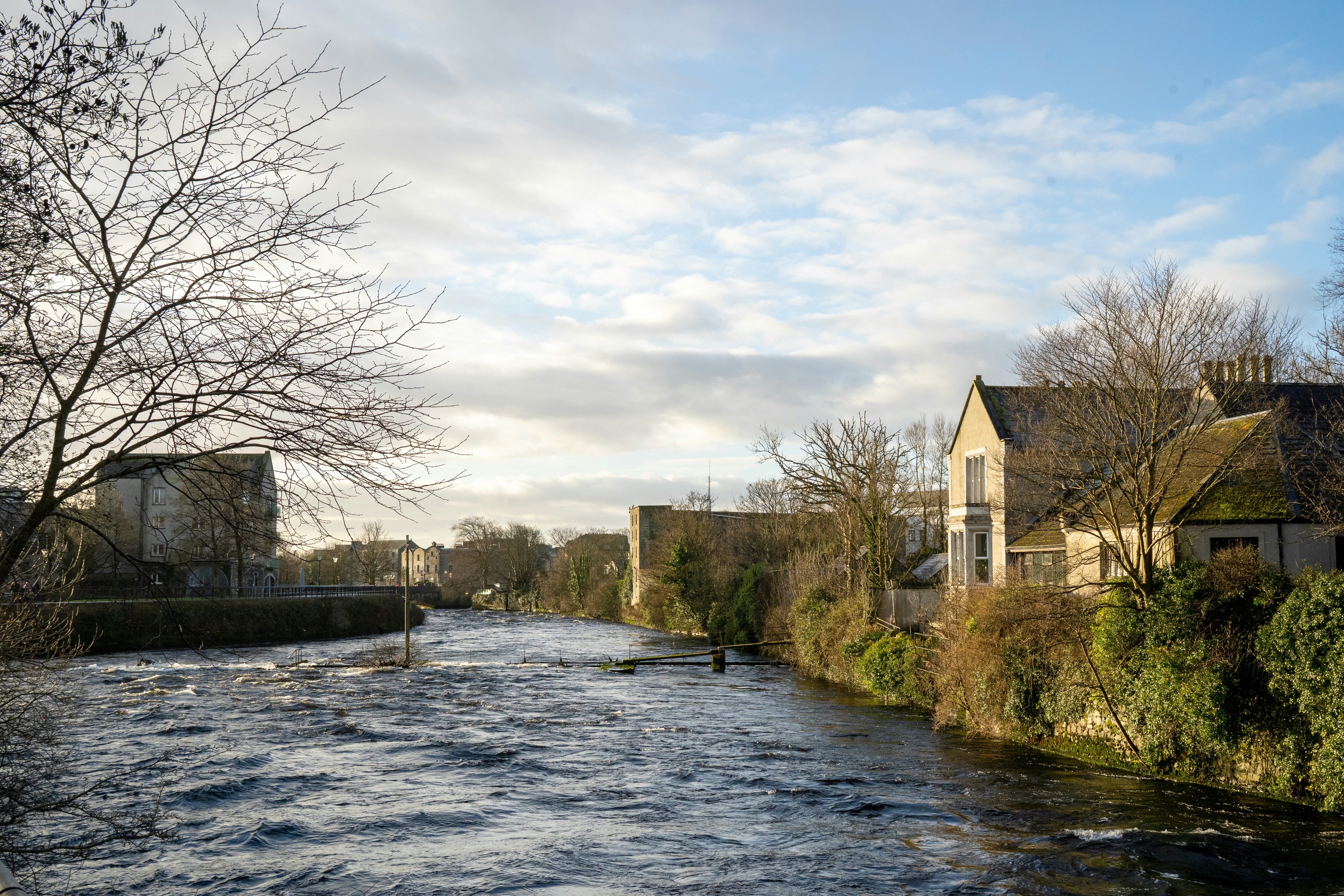 Let the river in Galway remind you how movement and stillness coexist in perfect balance. Even the swiftest currents find their calm under soft Irish skies. ☘️