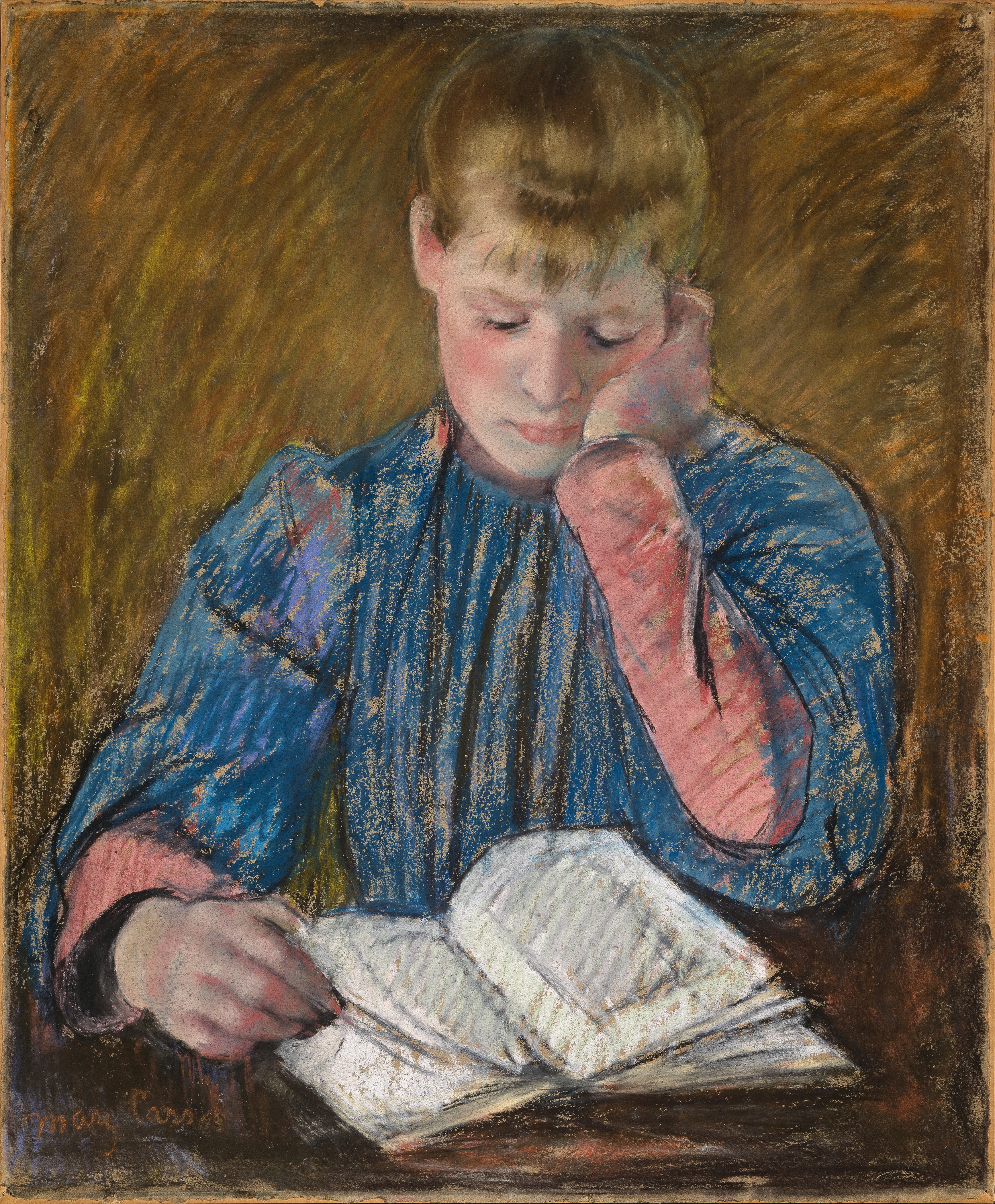 Un joven vestido de azul lee un libro.