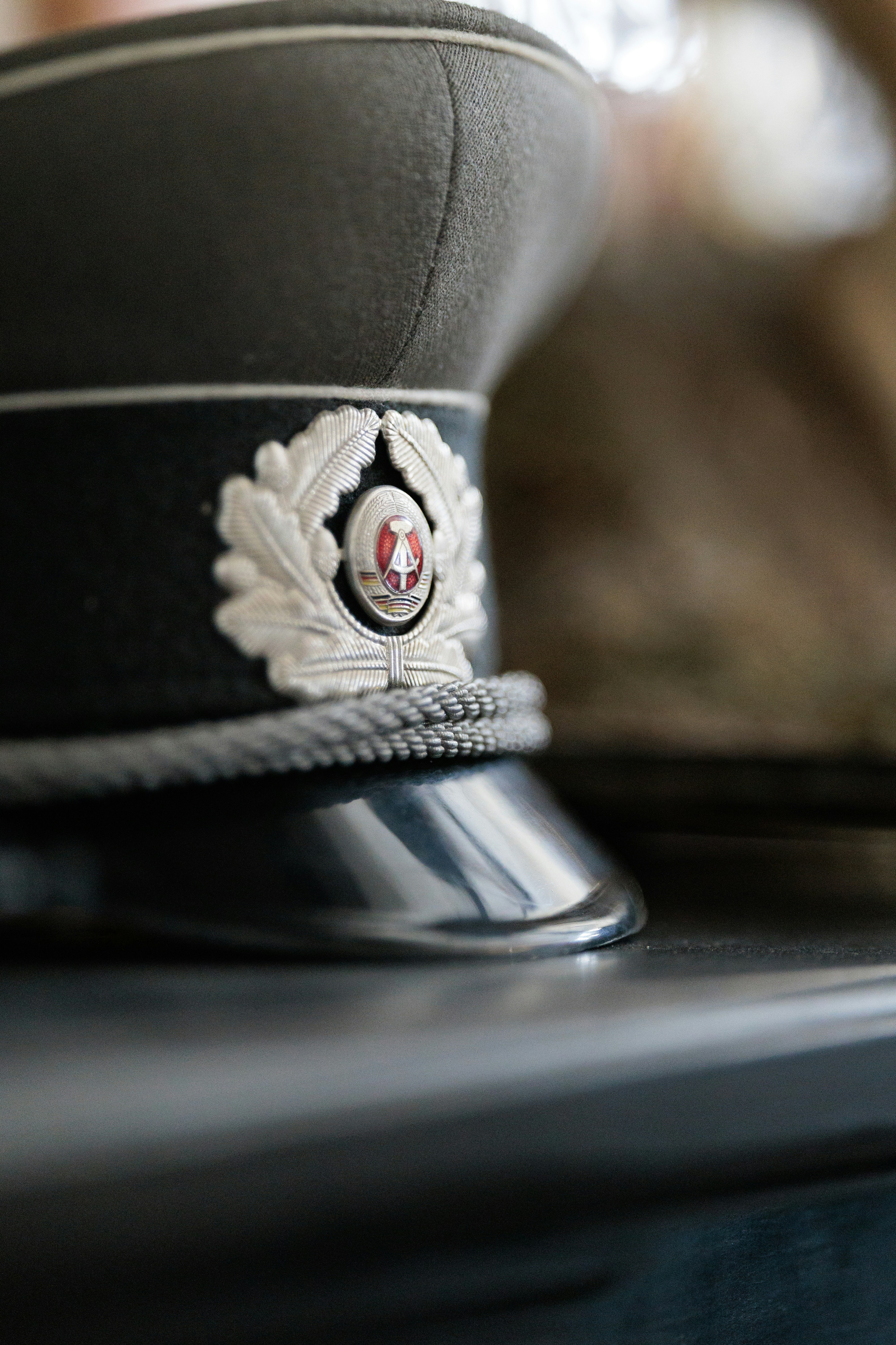 Close-up topi bergaya militer dengan lambang.