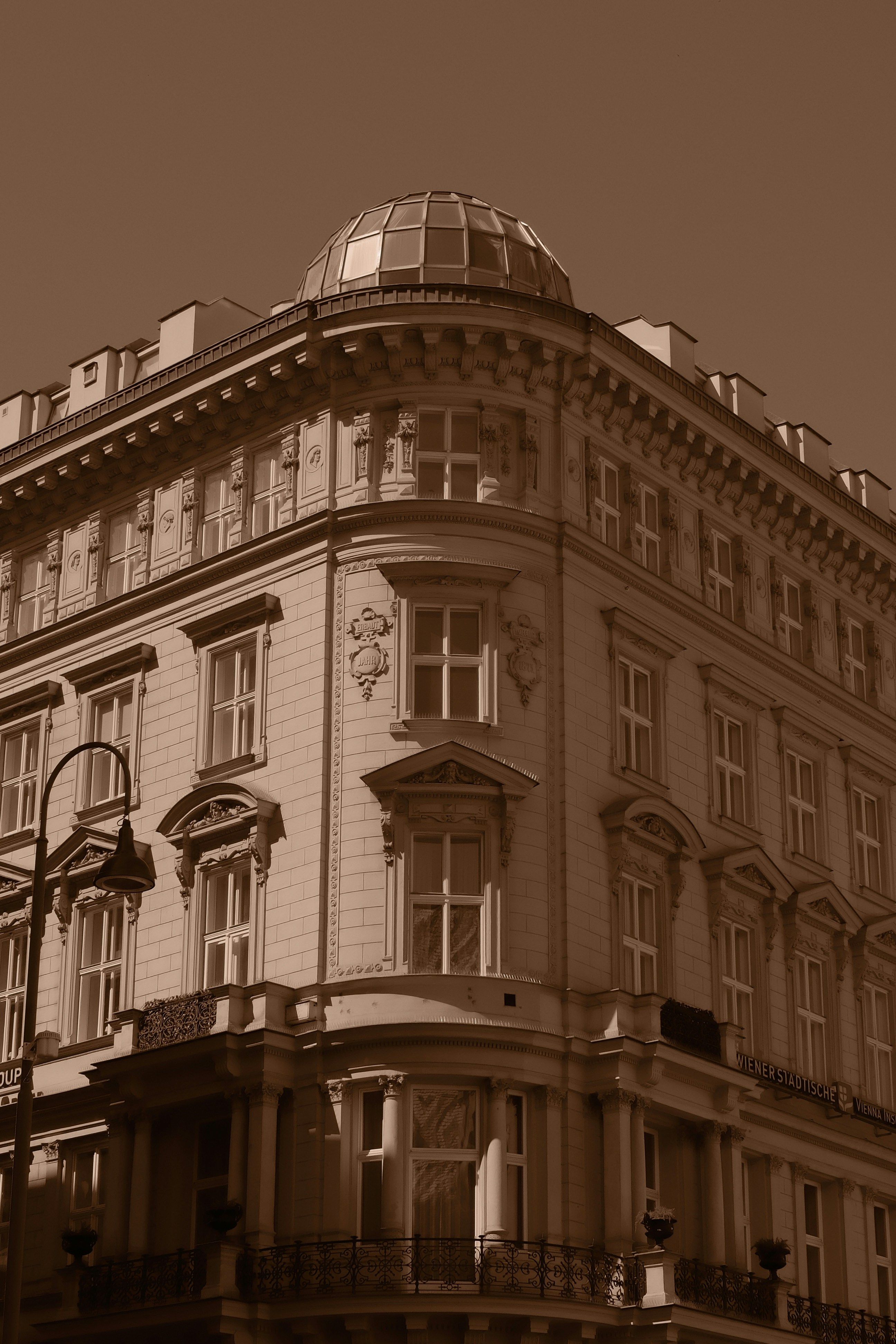 Edificio ornamentado en la esquina con detalle de techo abovedado