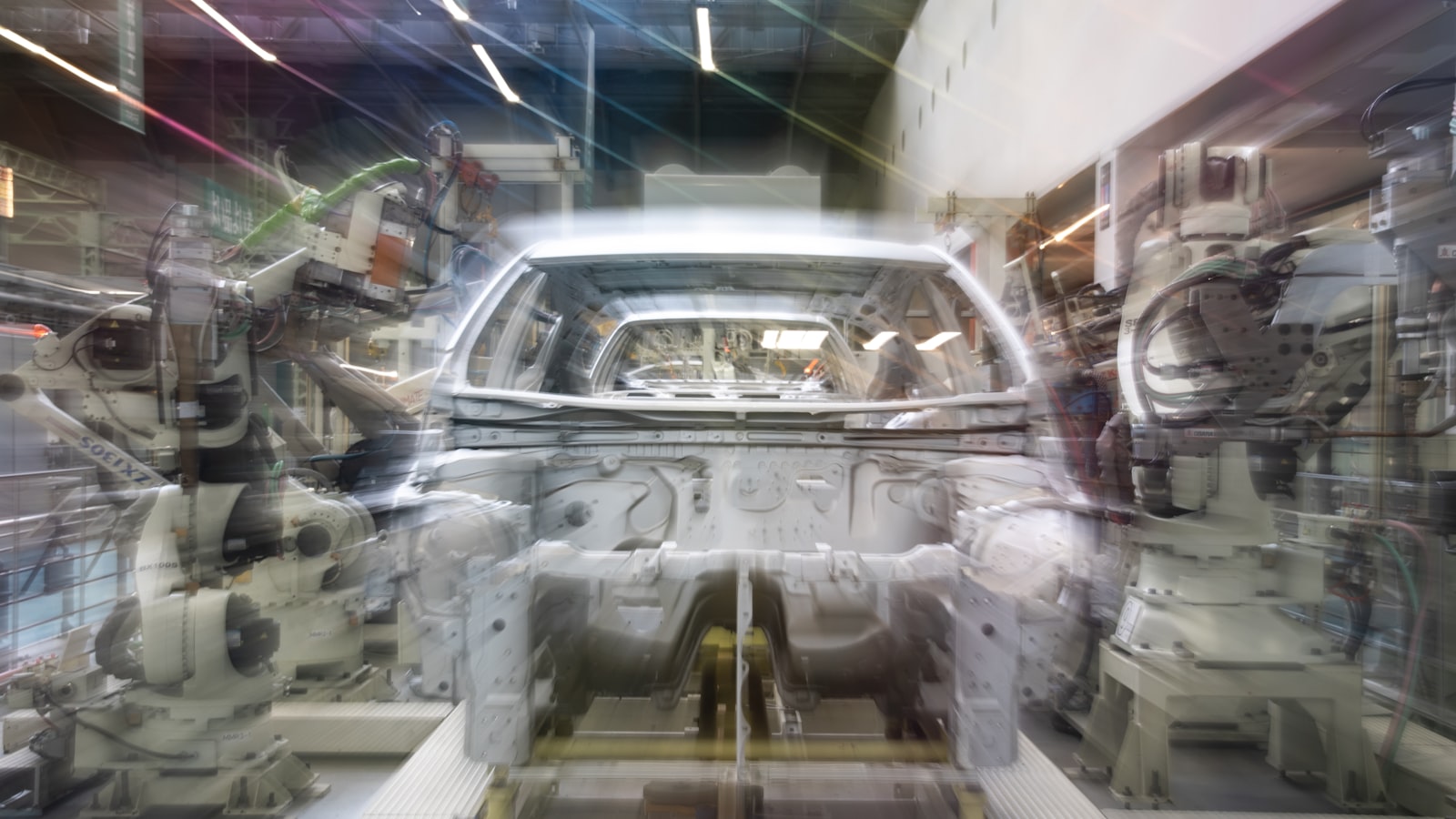 Ligne d'assemblage automobile avec bras robotisés en usine