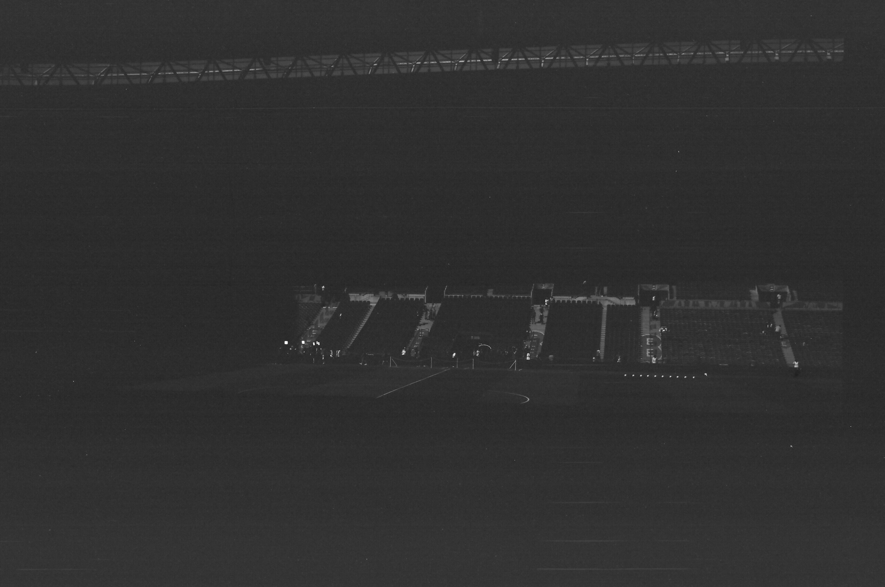 Vista nocturna del estadio de Estudiantes con las luces encendidas