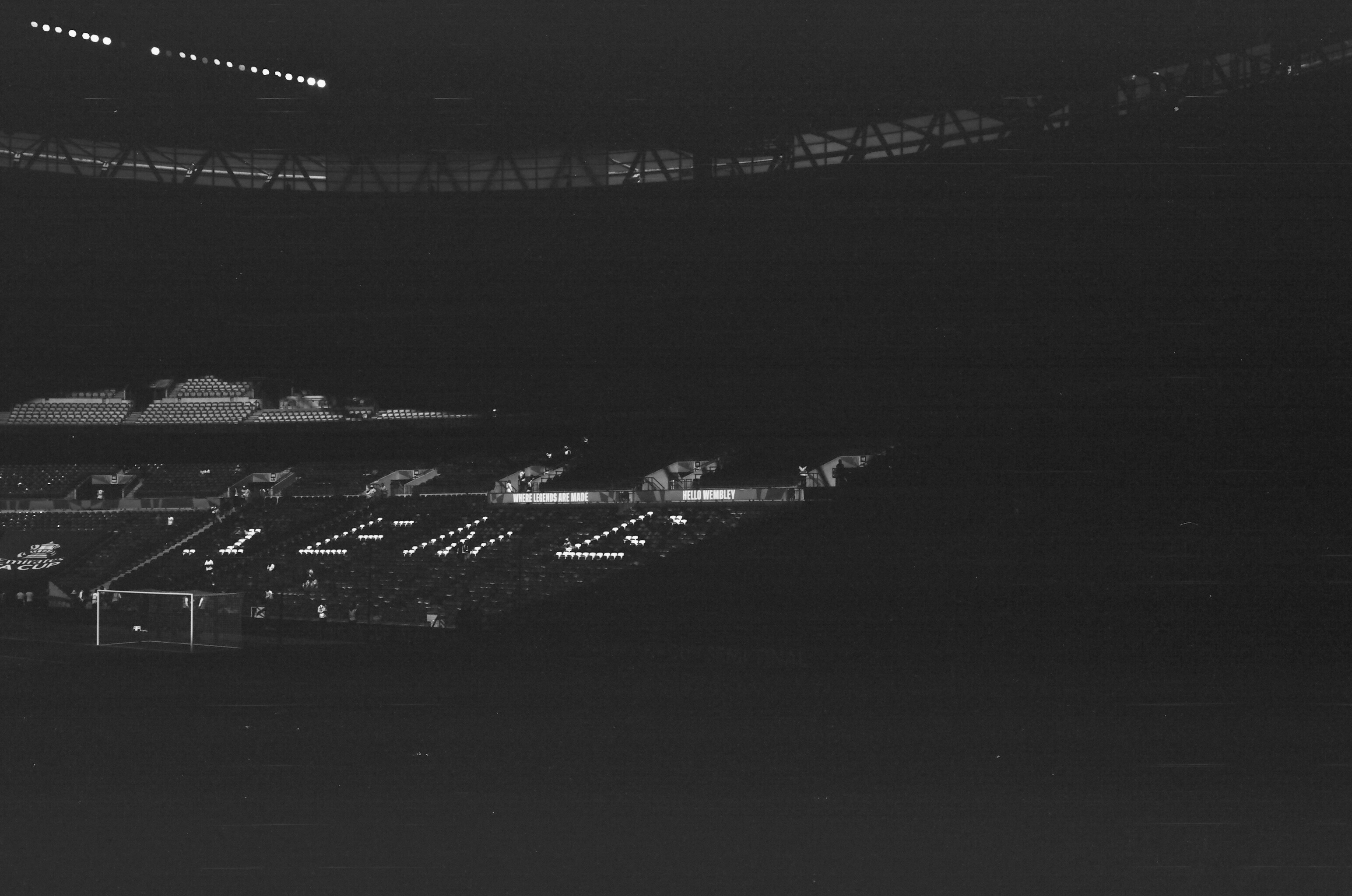 Vista nocturna de un estadio de fútbol vacío