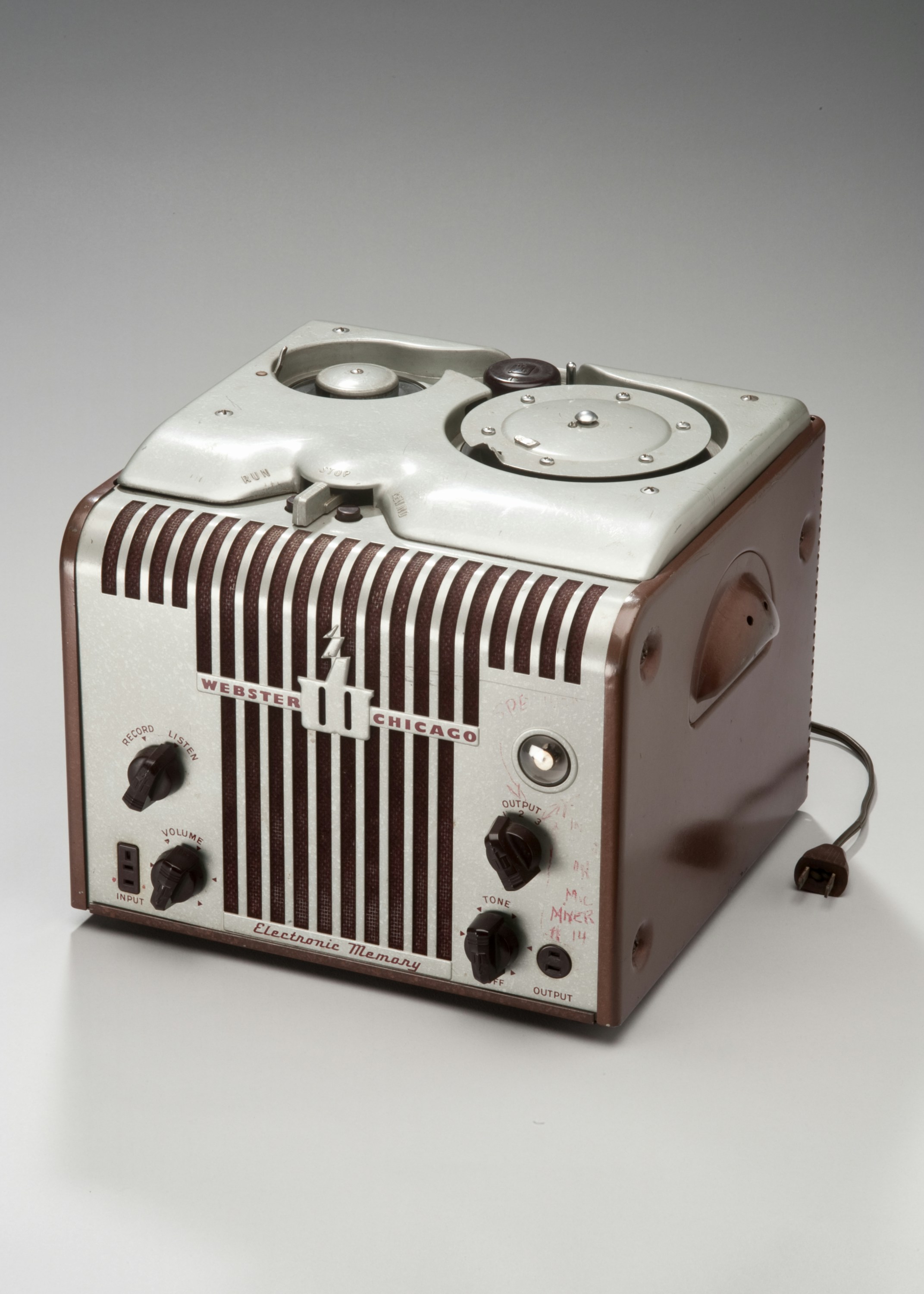 vintage audio equipment, wallpaper, Best Software for Ripping CDs: Top Tools for High-Quality Audio 6
