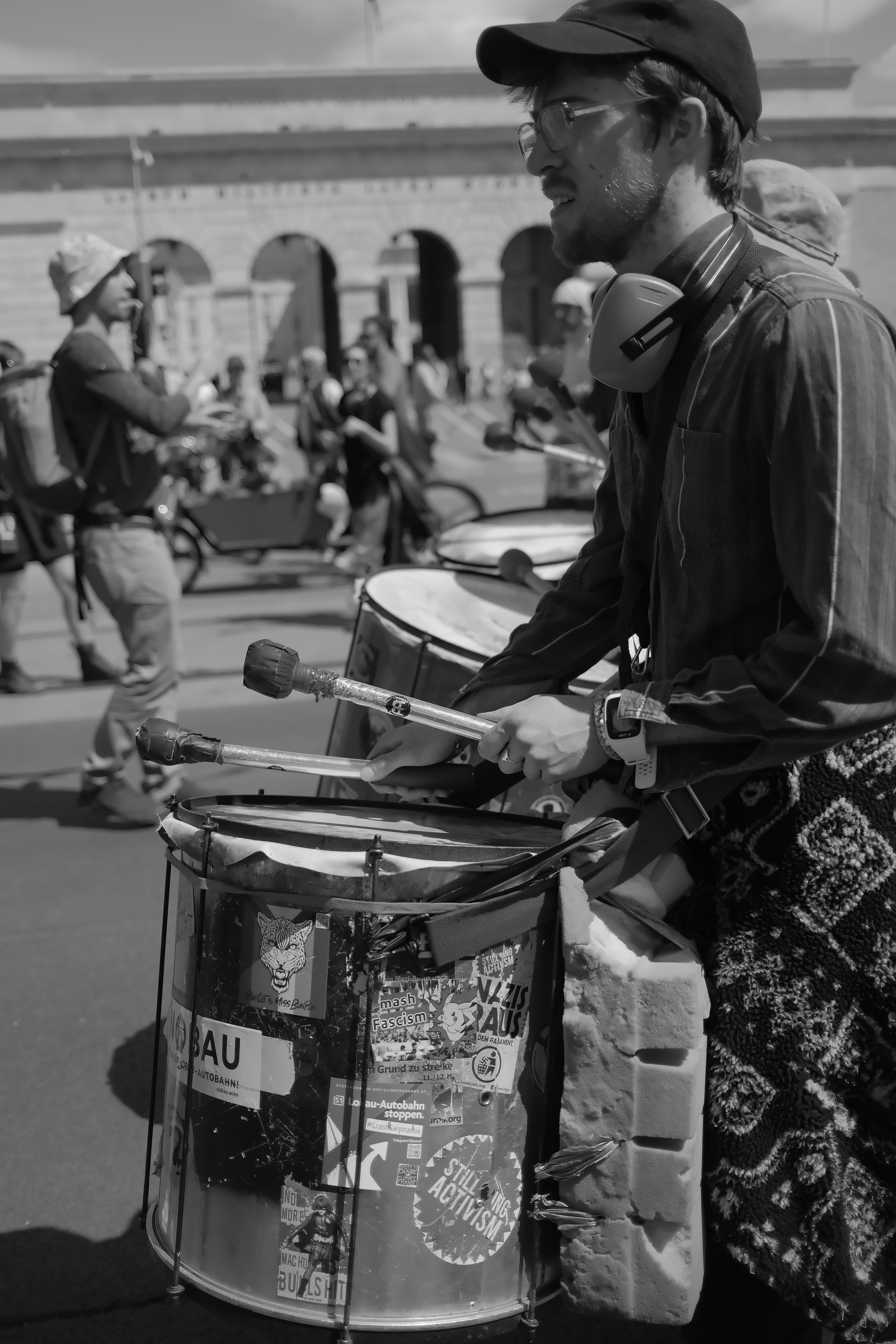 Hombre tocando la batería en una actuación callejera.
