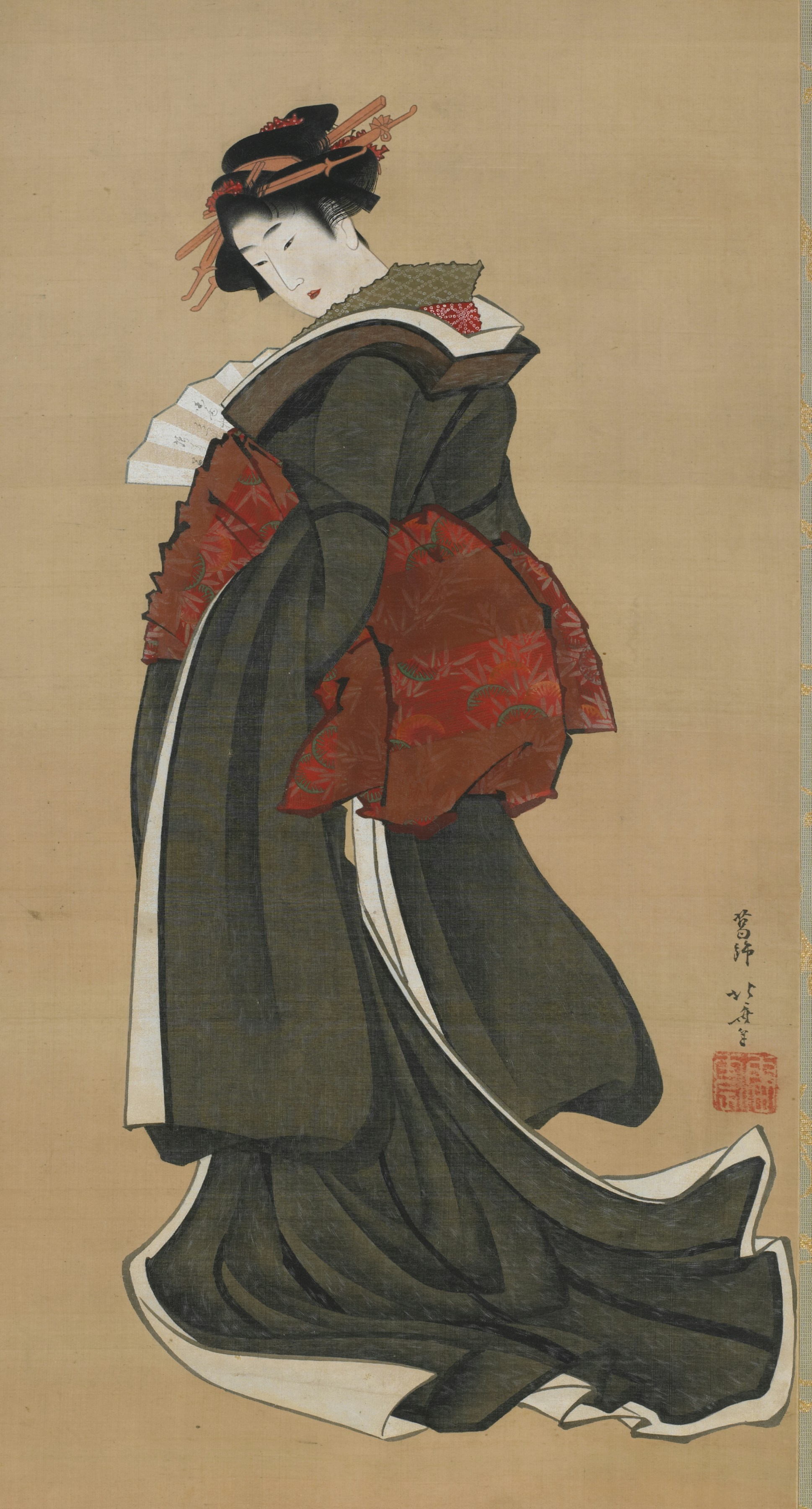 Une Japonaise en kimono noir tient un éventail.