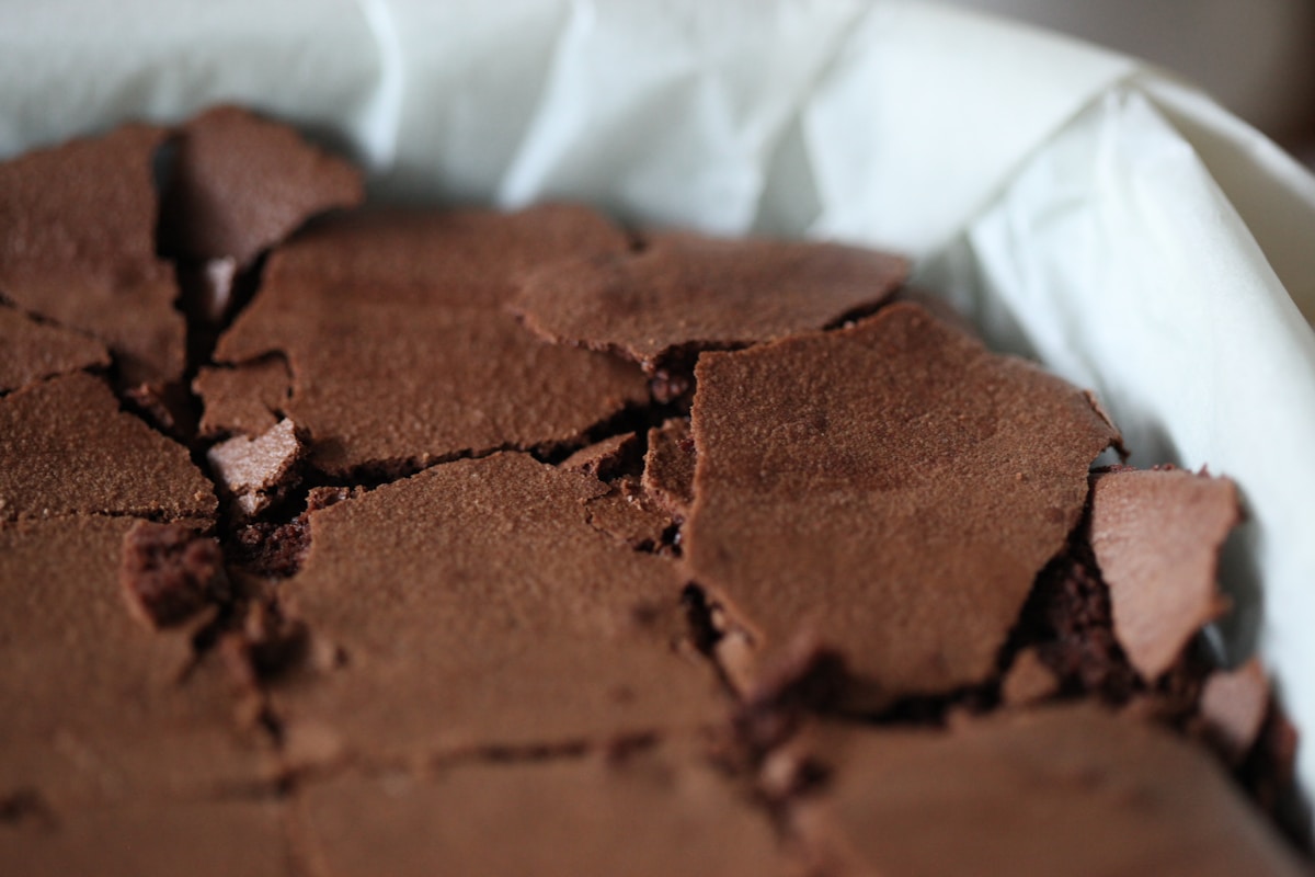 How to Achieve That Perfect Crackly Top on Homemade Brownies?
