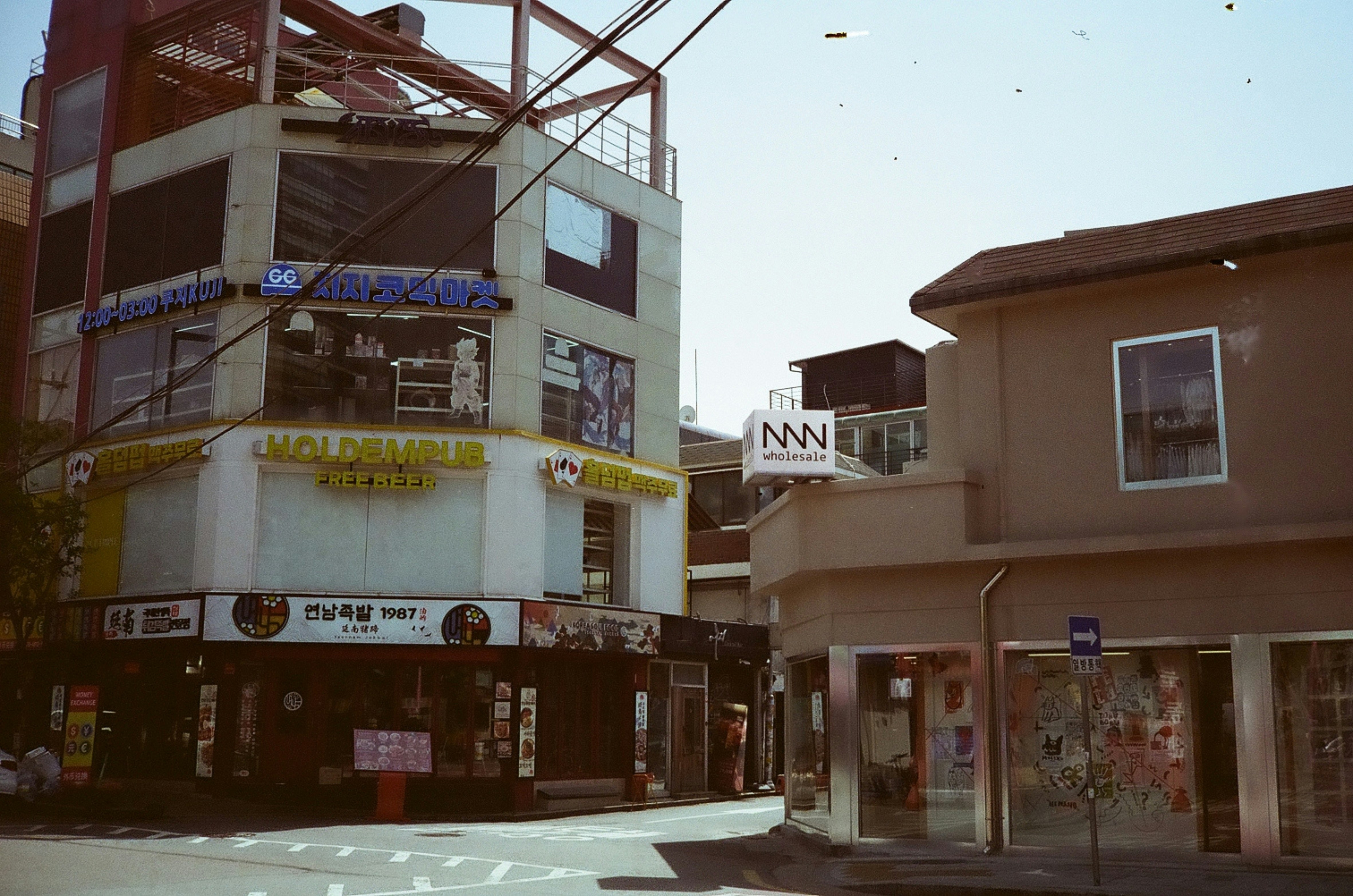 Photo by pongz