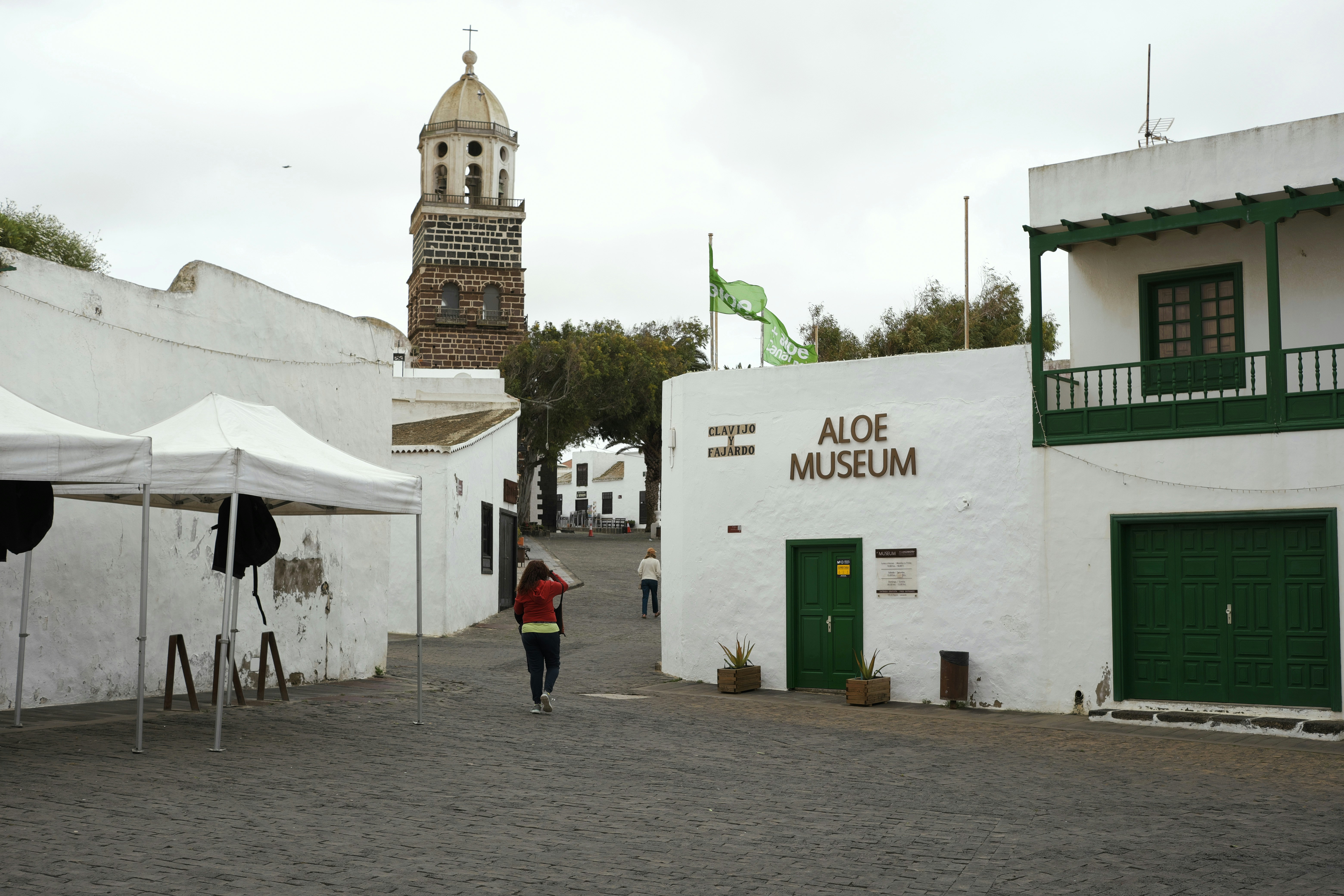 Uma pessoa passa pelo prédio do museu da aloe.