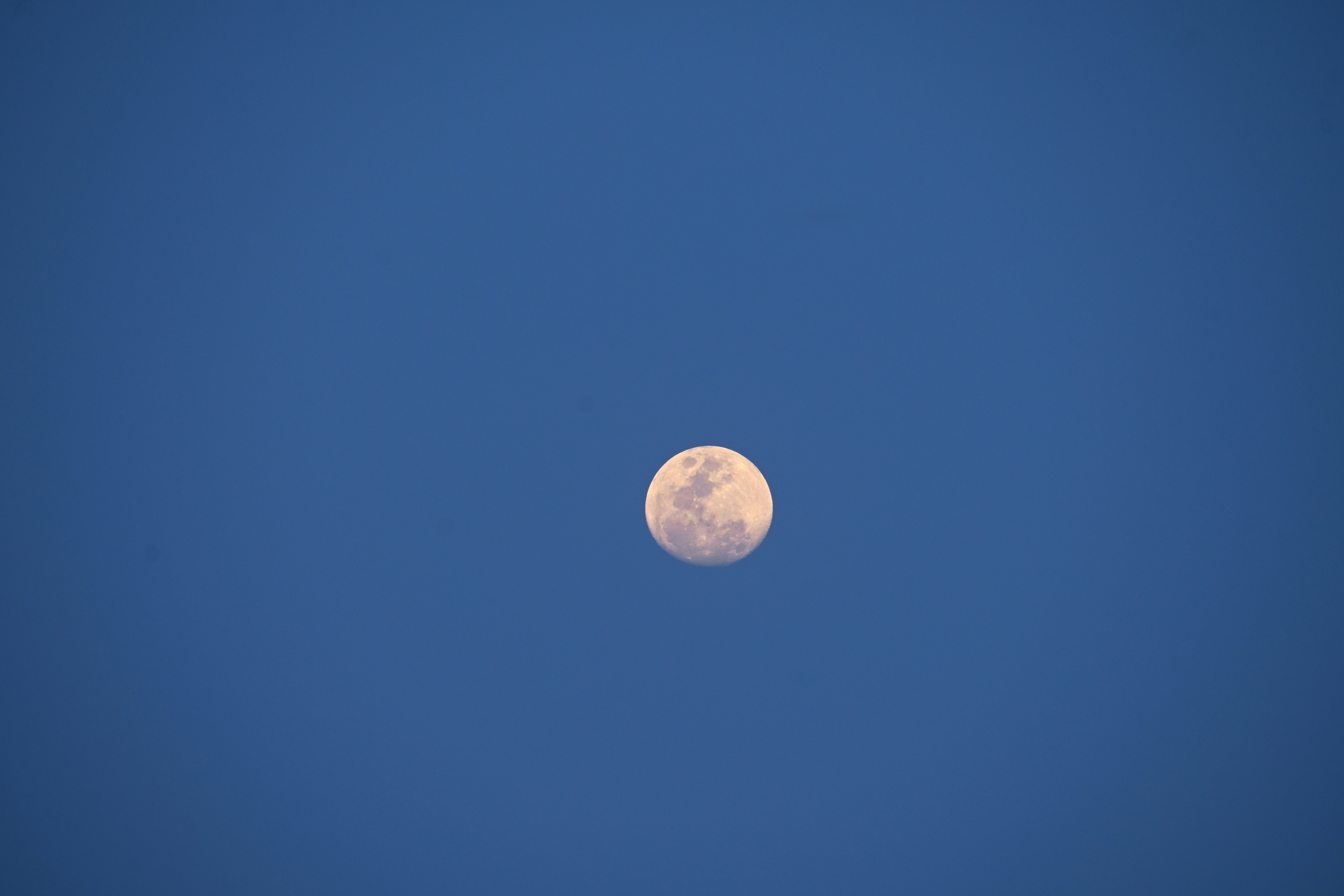 Luna piena che brillava in un cielo azzurro limpido.
