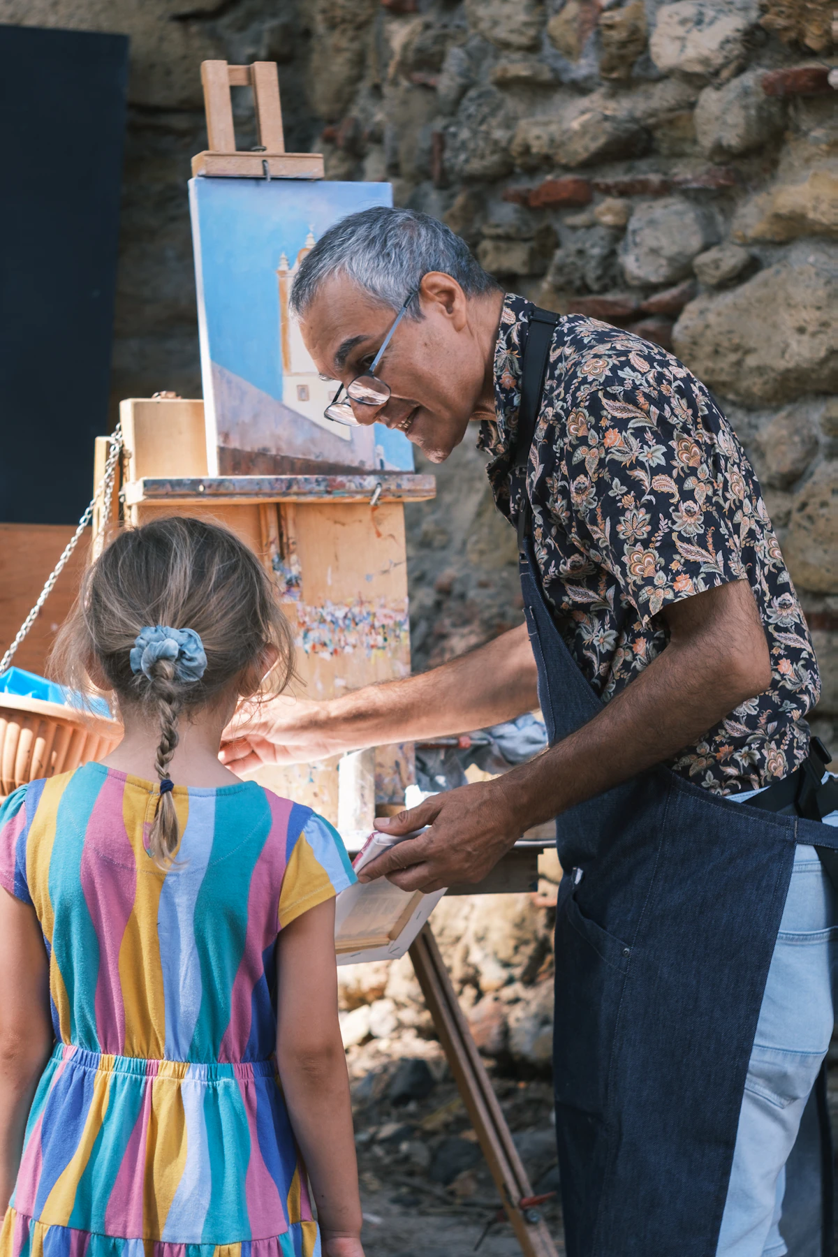 Educador ambiental de ECA trabajando con una niña al aire libre