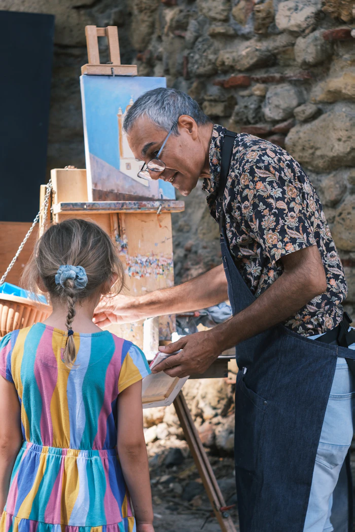 Educador trabajando con una niña