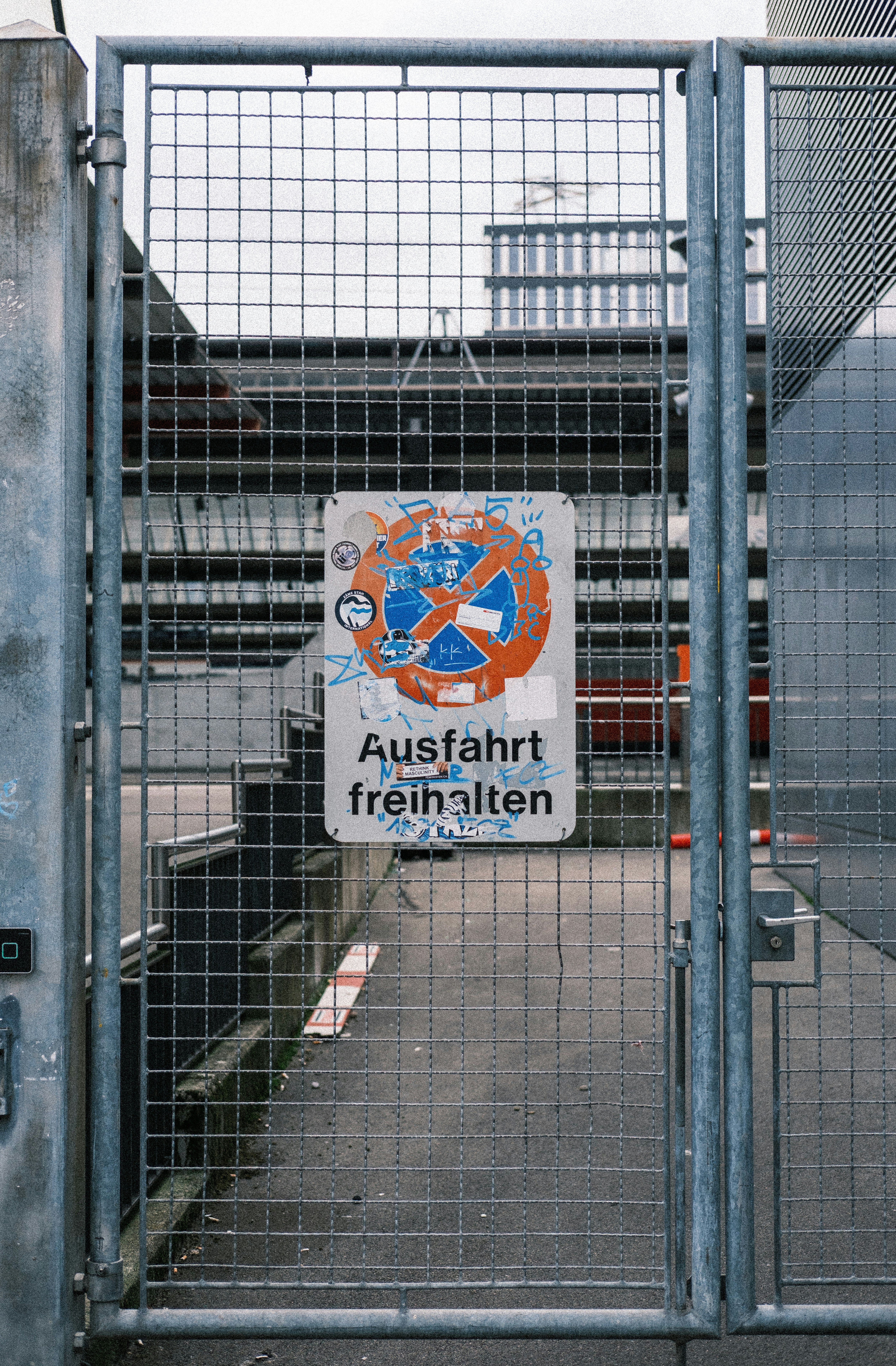 Metal gate with a sign reading 'ausfahrt freihalten'