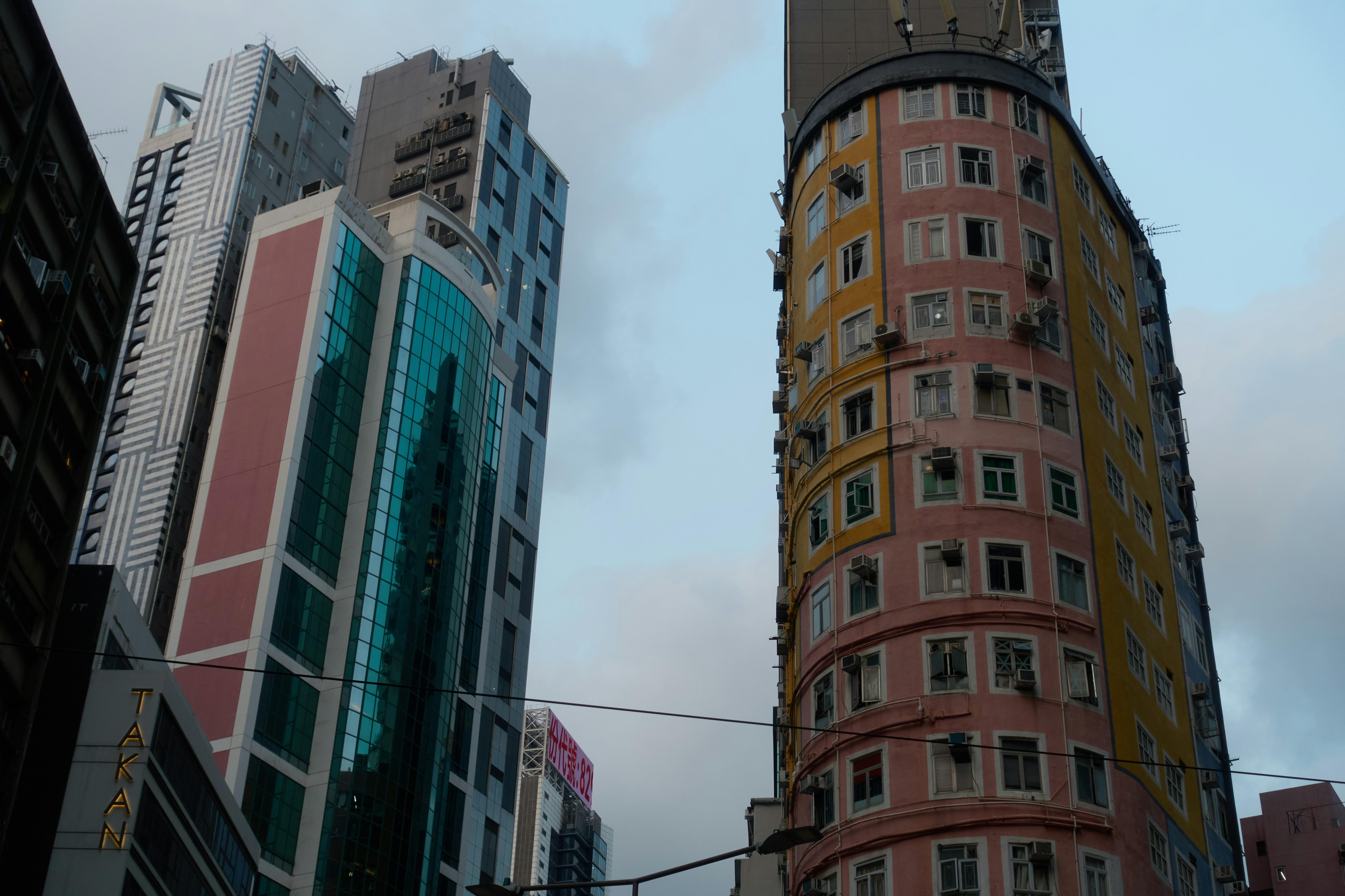 Prédios altos em uma cidade sob um céu nublado