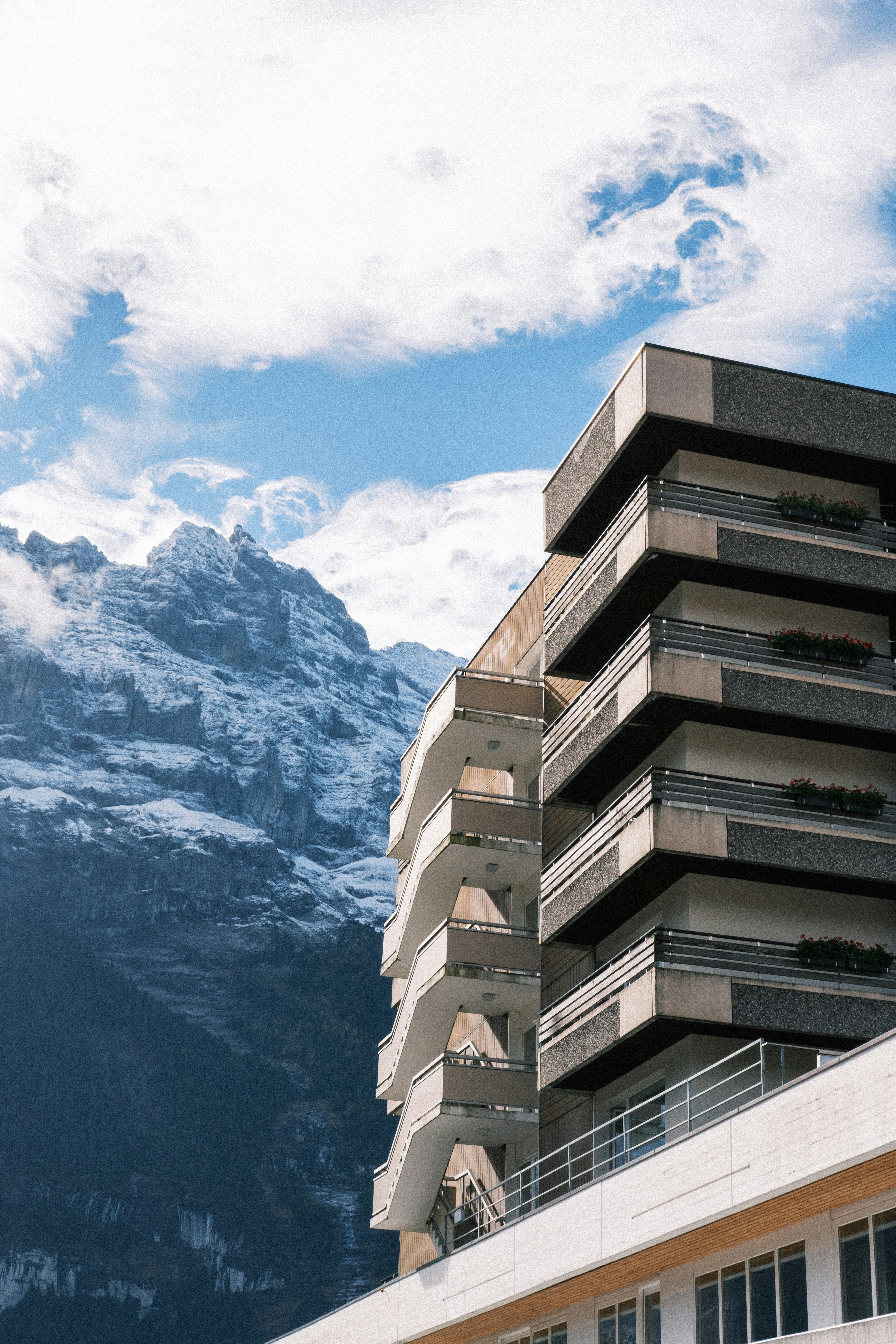 Architettura svizzera moderna con sfondo alpino