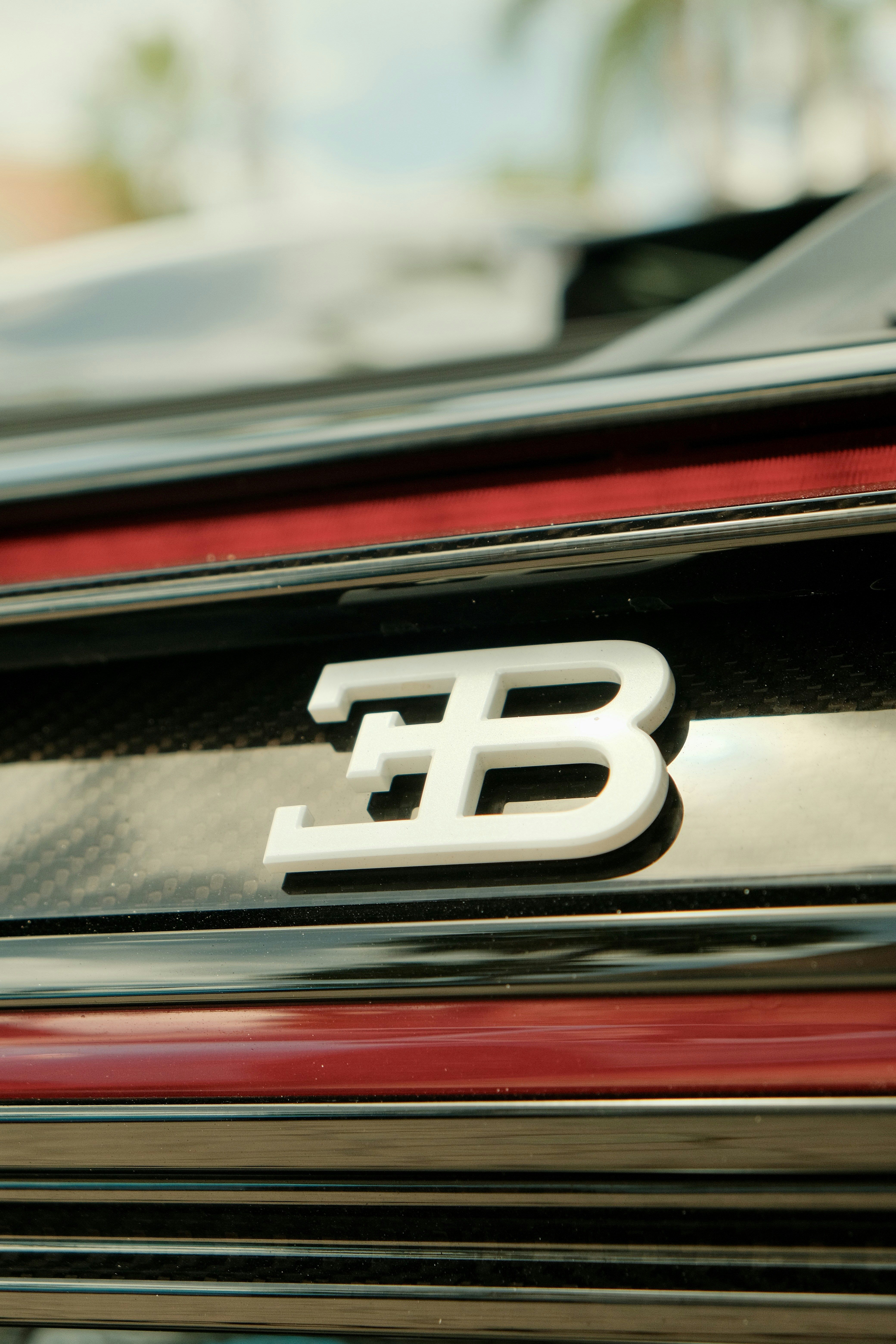 Primo piano di un emblema di auto Bugatti