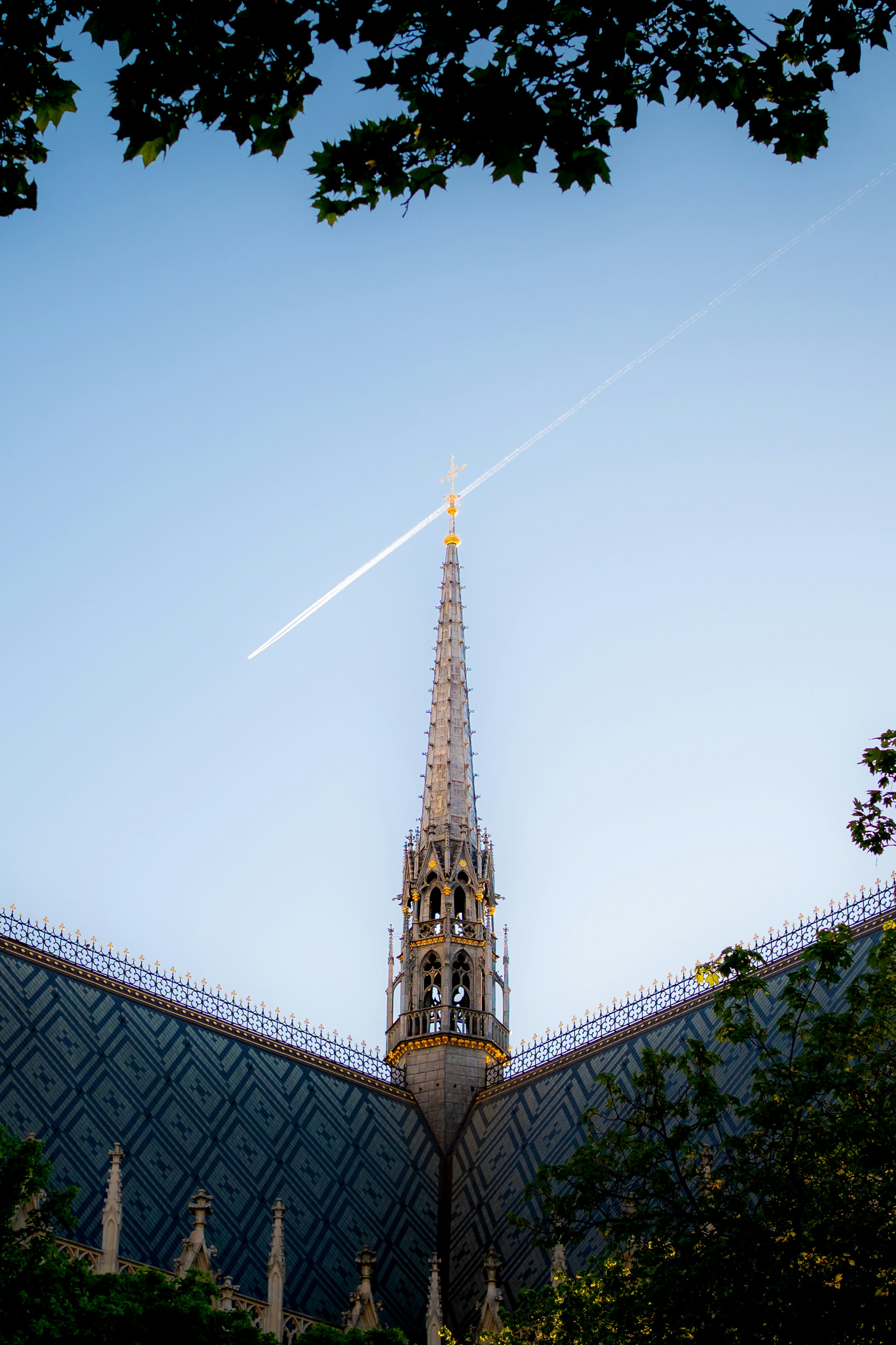 Uma torre alta em um prédio com trilha de plátano