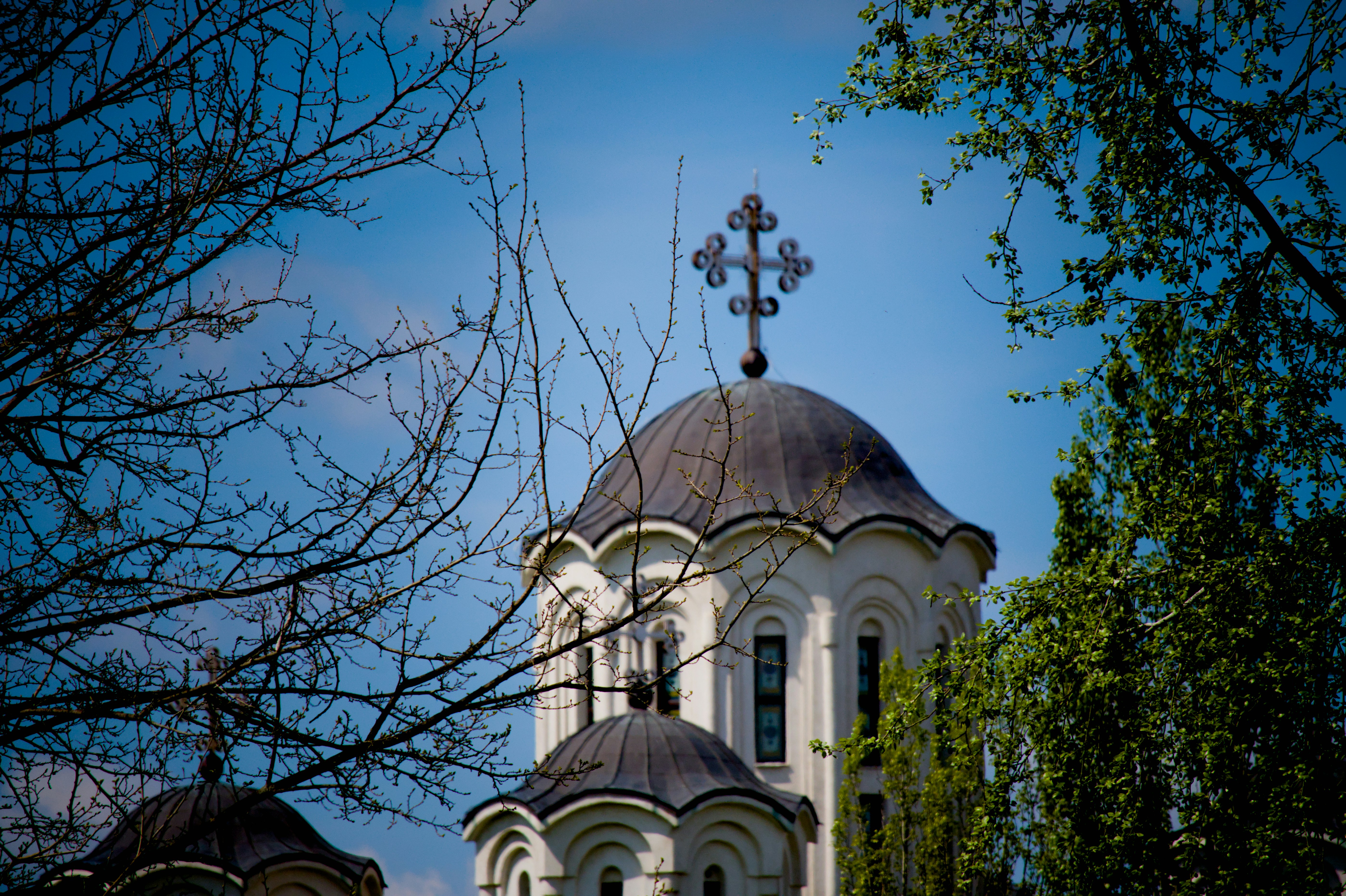 Dôme d’église avec croix sur un ciel bleu