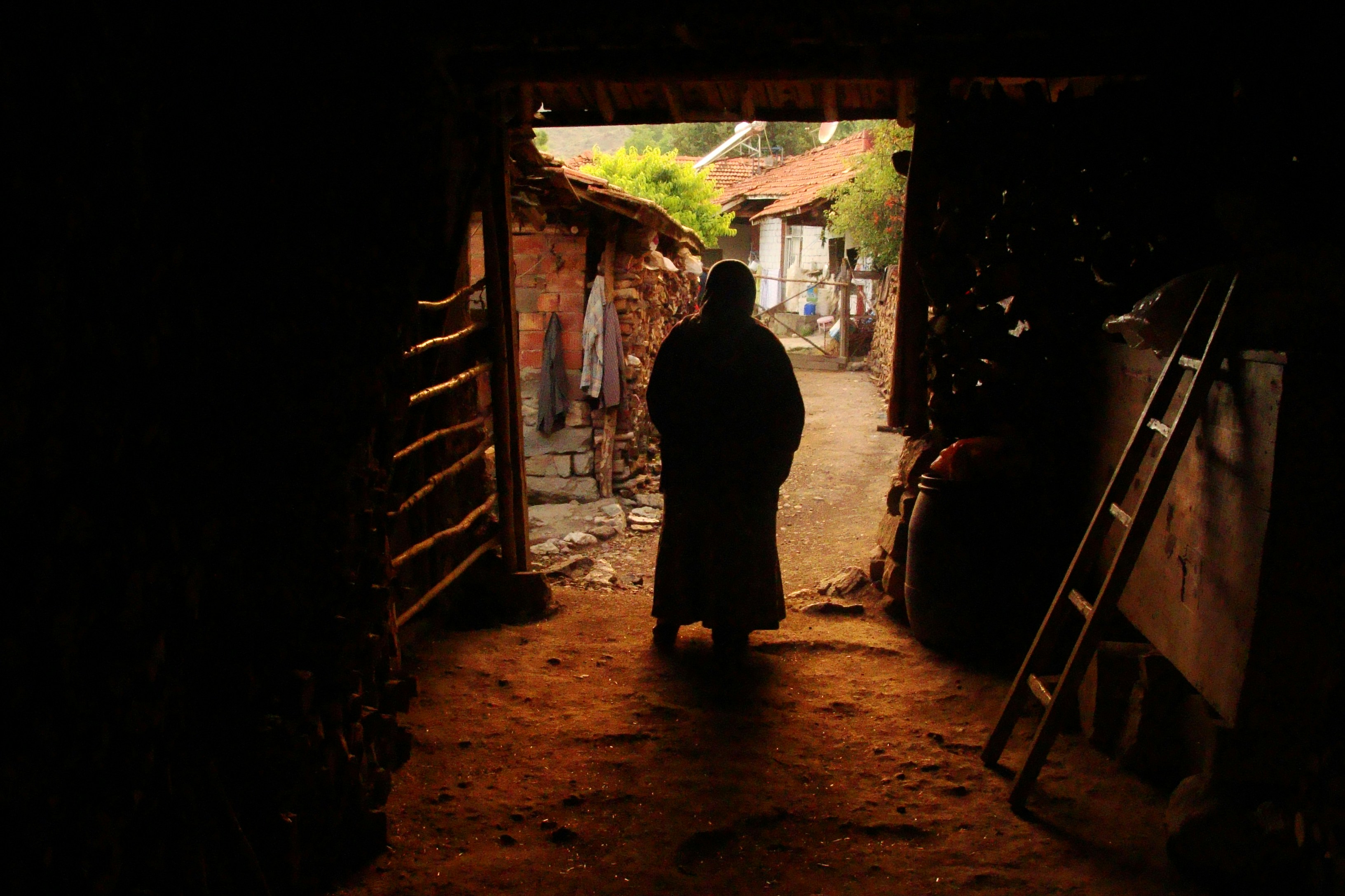 Persona in piedi sulla soglia che guarda fuori