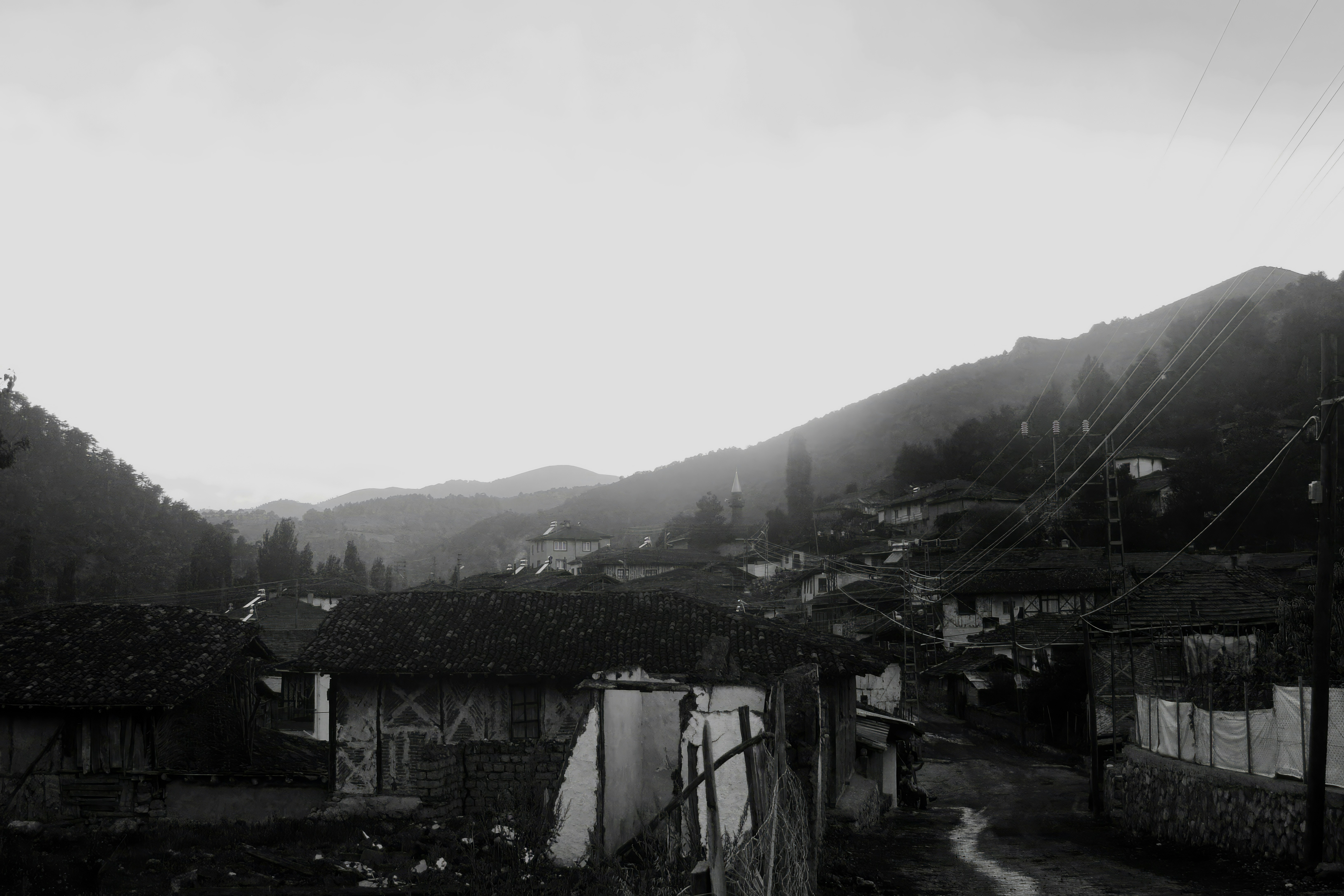 Un villaggio immerso in una valle di montagna