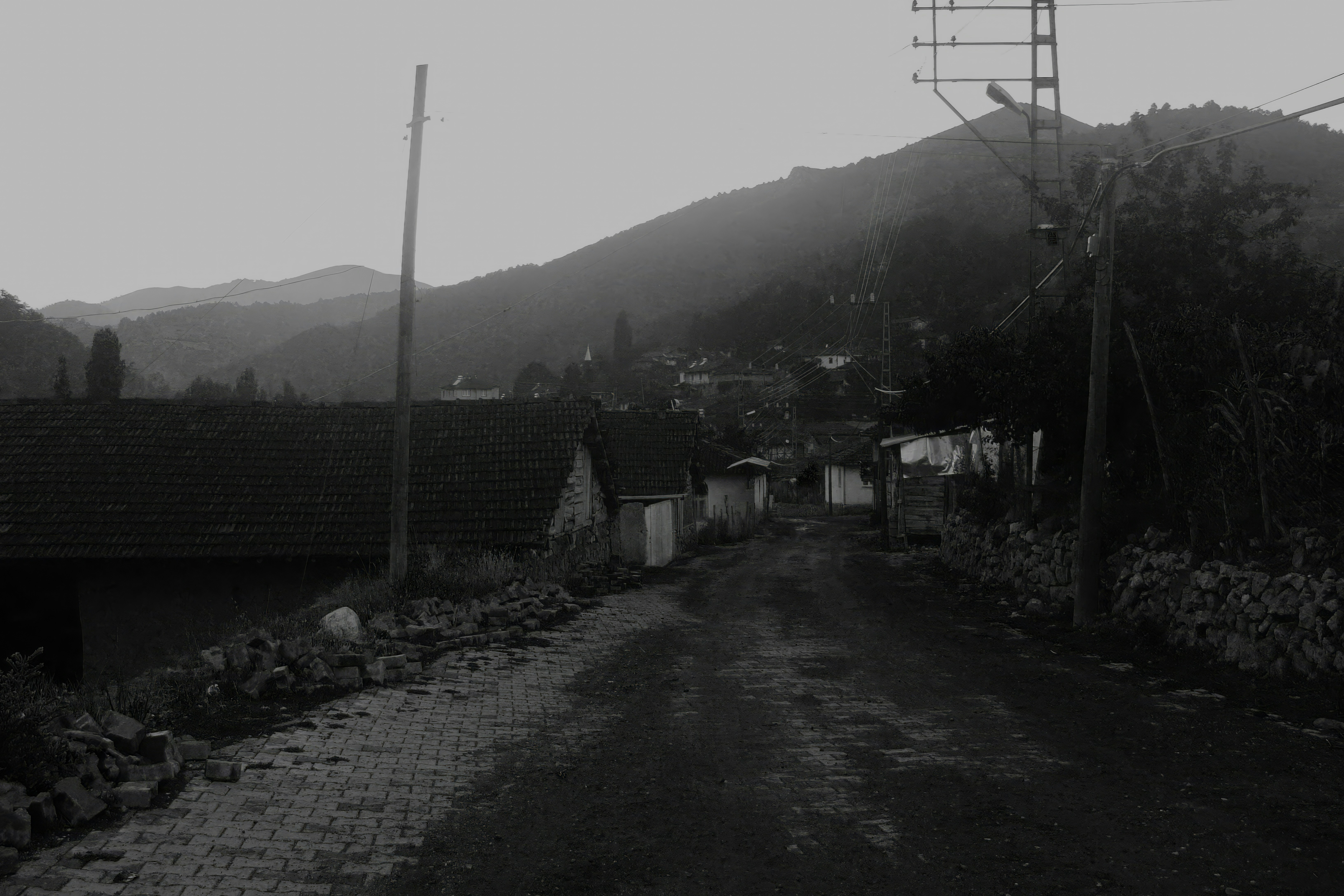 Una strada rurale attraversa un villaggio in montagna.