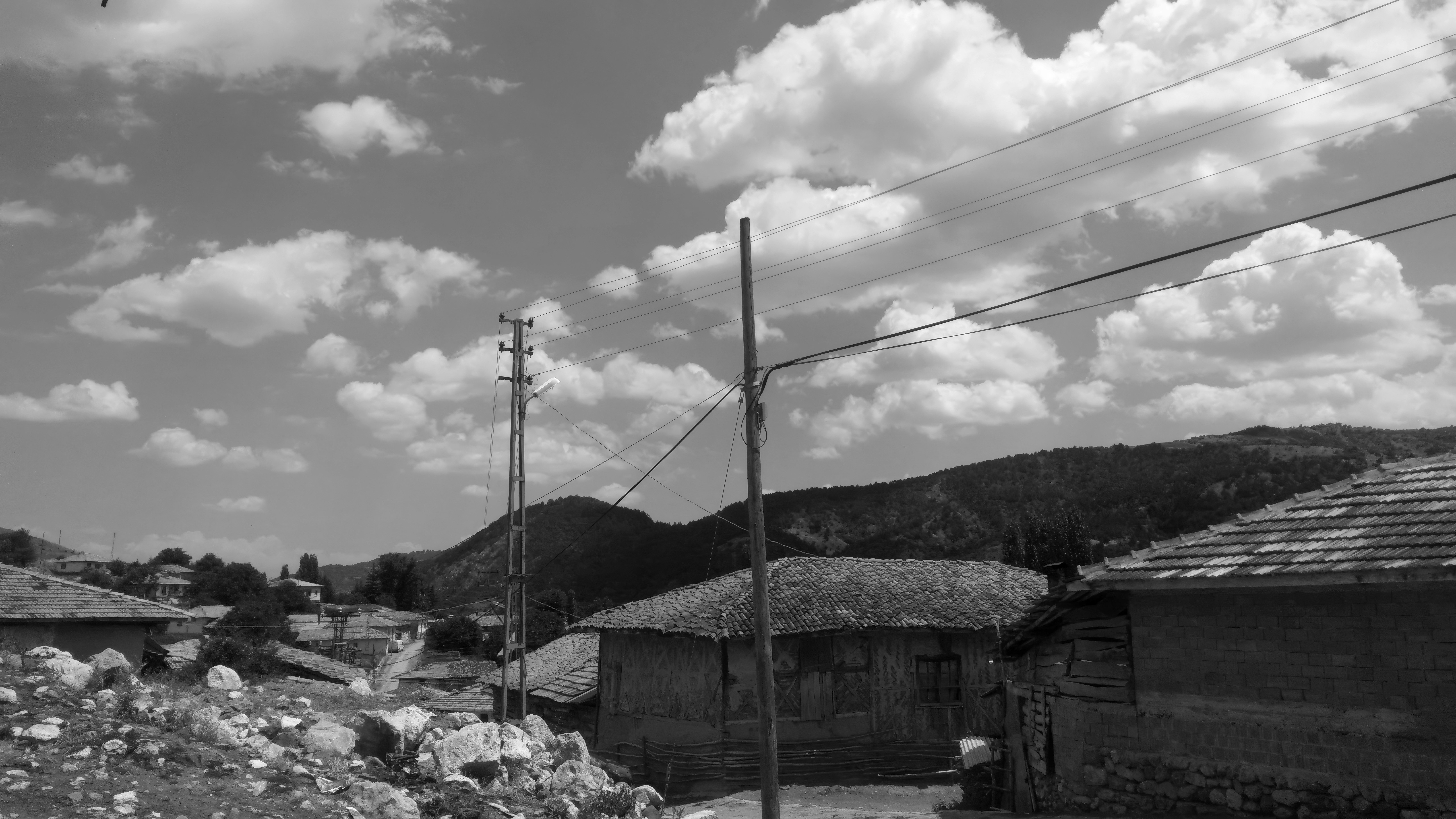 Villaggio rurale con dolci colline e cielo nuvoloso