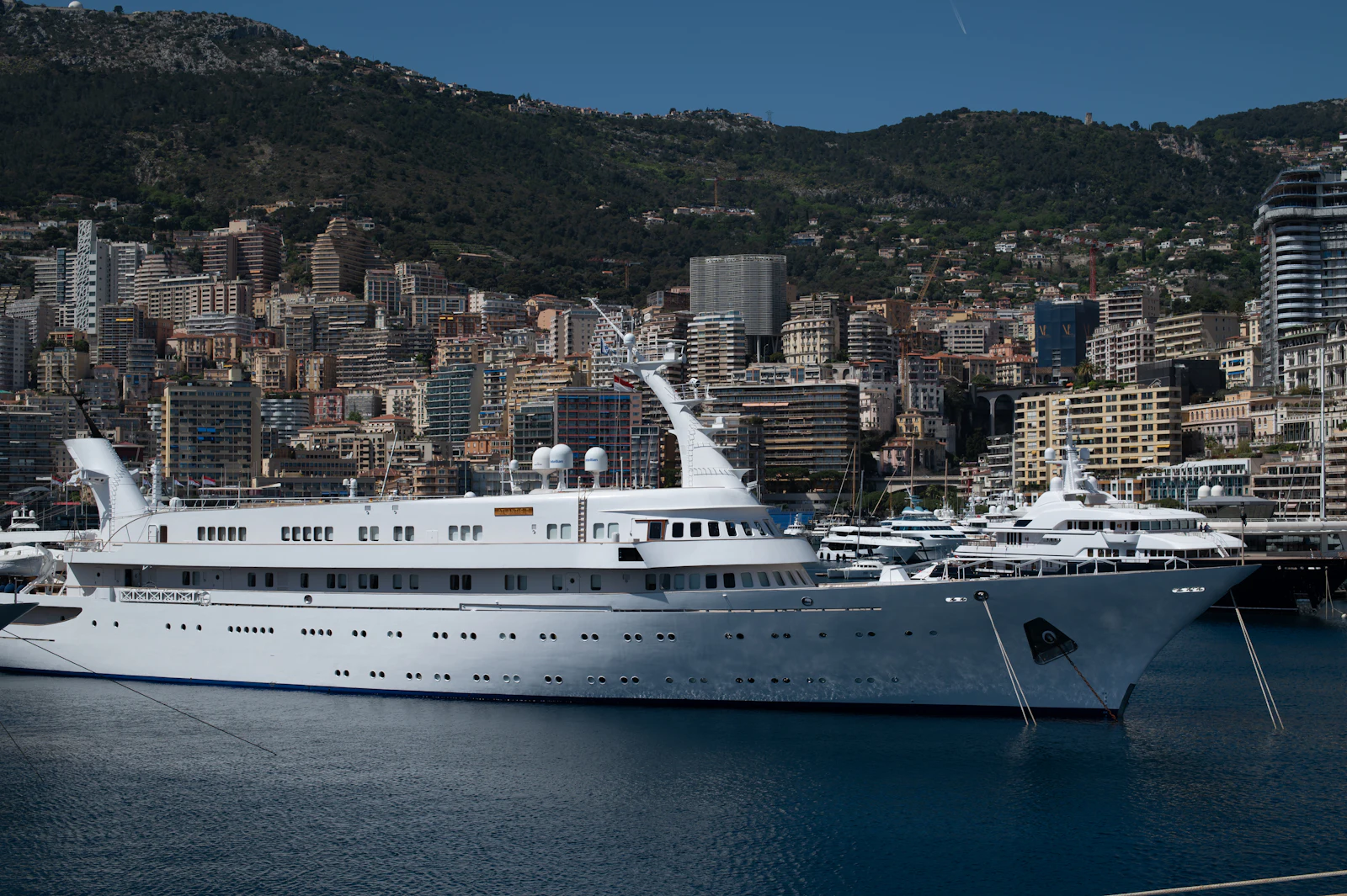 Yacht de luxe au port, sortie en mer avec équipage