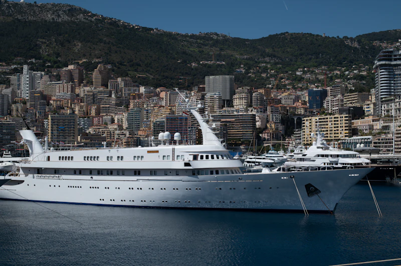 Yacht privé avec équipage au large