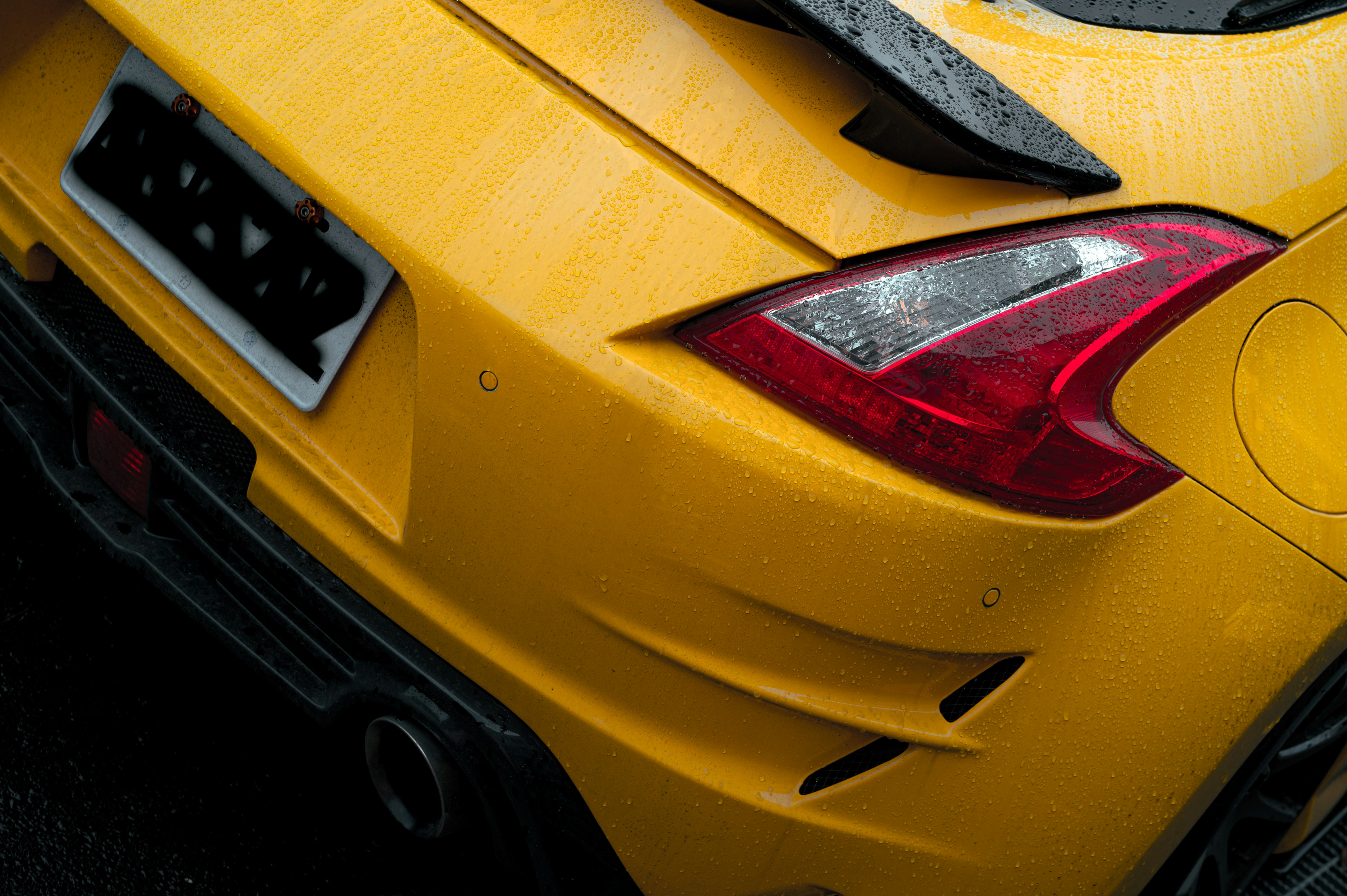 Detalhe da traseira do carro esportivo amarelo