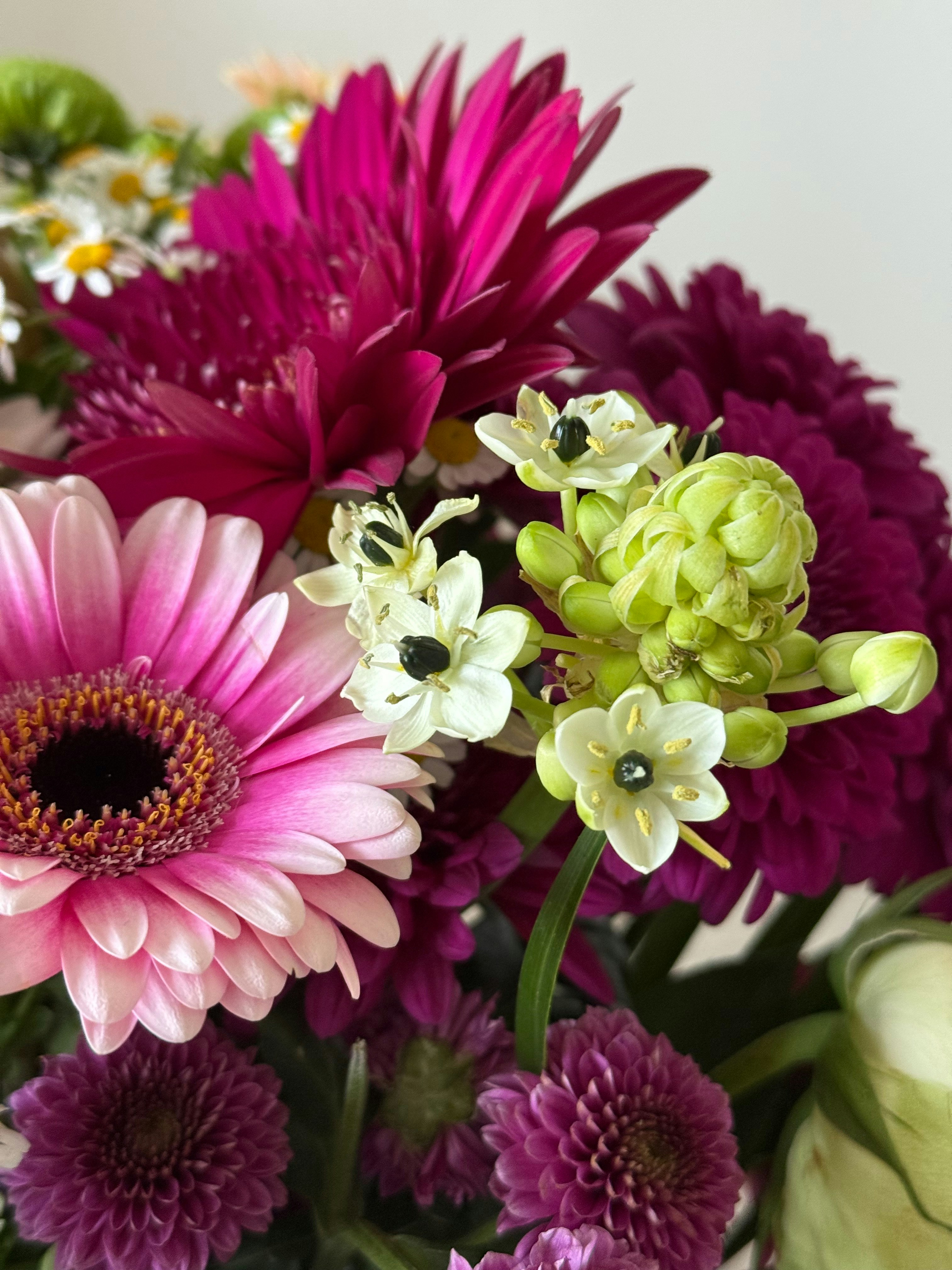 Ein lebendiger Strauß aus verschiedenen bunten Blumen