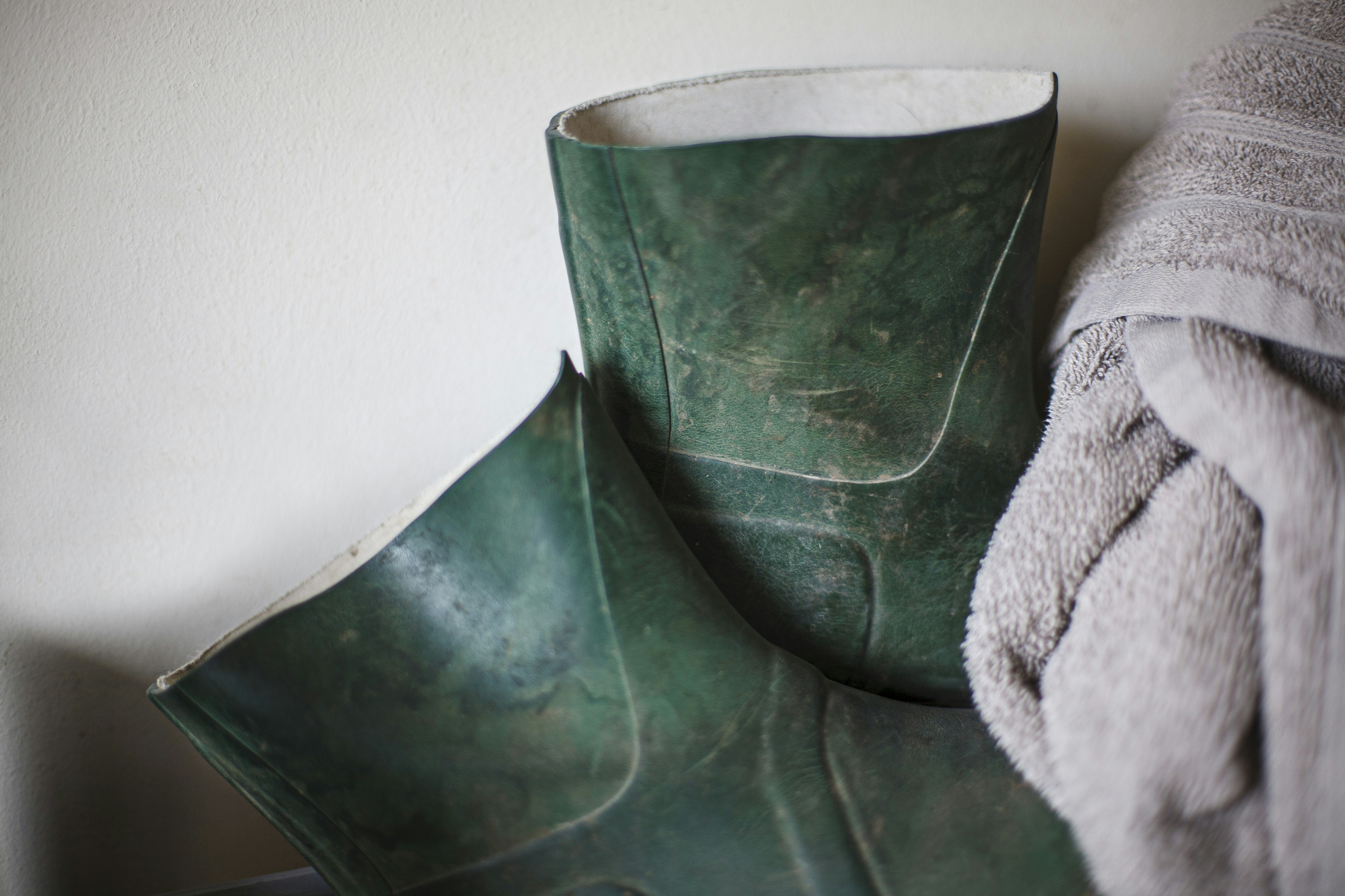 Par de botas verdes de borracha com uma toalha