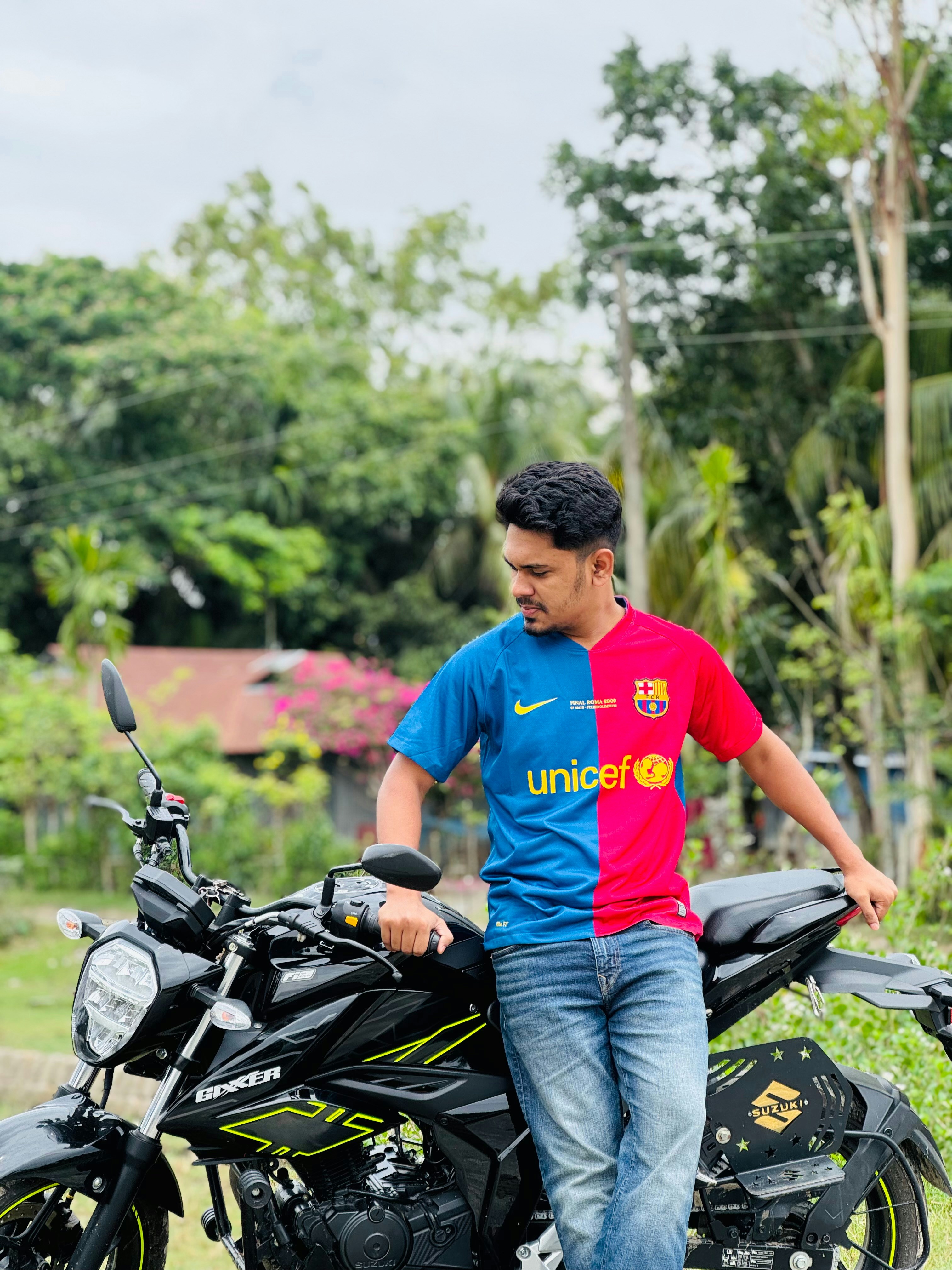 Pria berkaus terpisah bersandar di sepeda motor.
